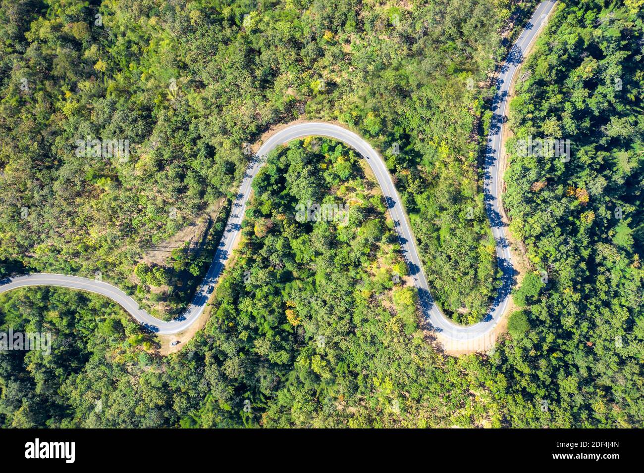 Luftaufnahme über Berg Straße durch tropischen Regenwald Landschaft in Thailand gehen. Stockfoto