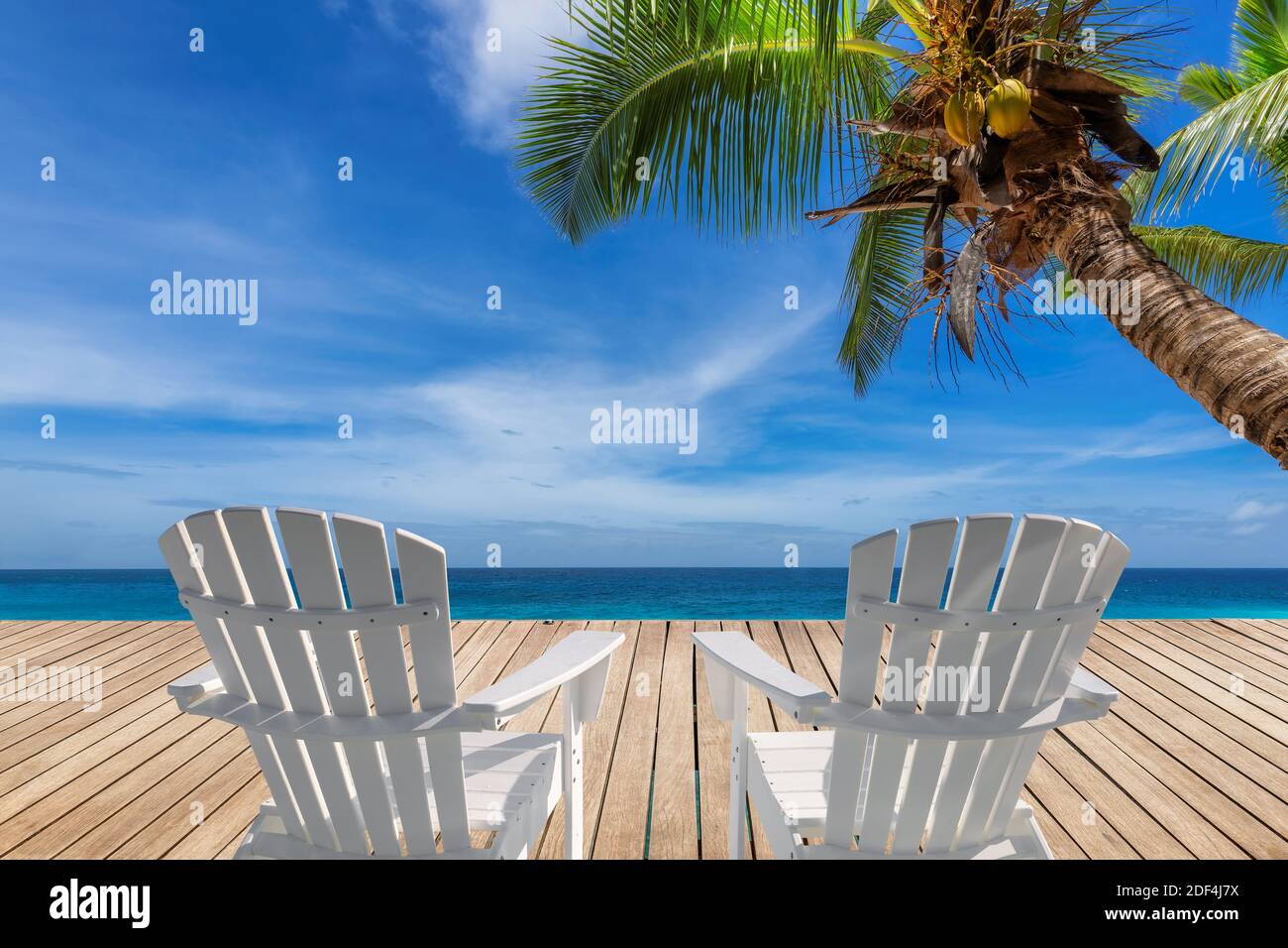 Liegen auf Holzboden im Sunny Beach Stockfoto