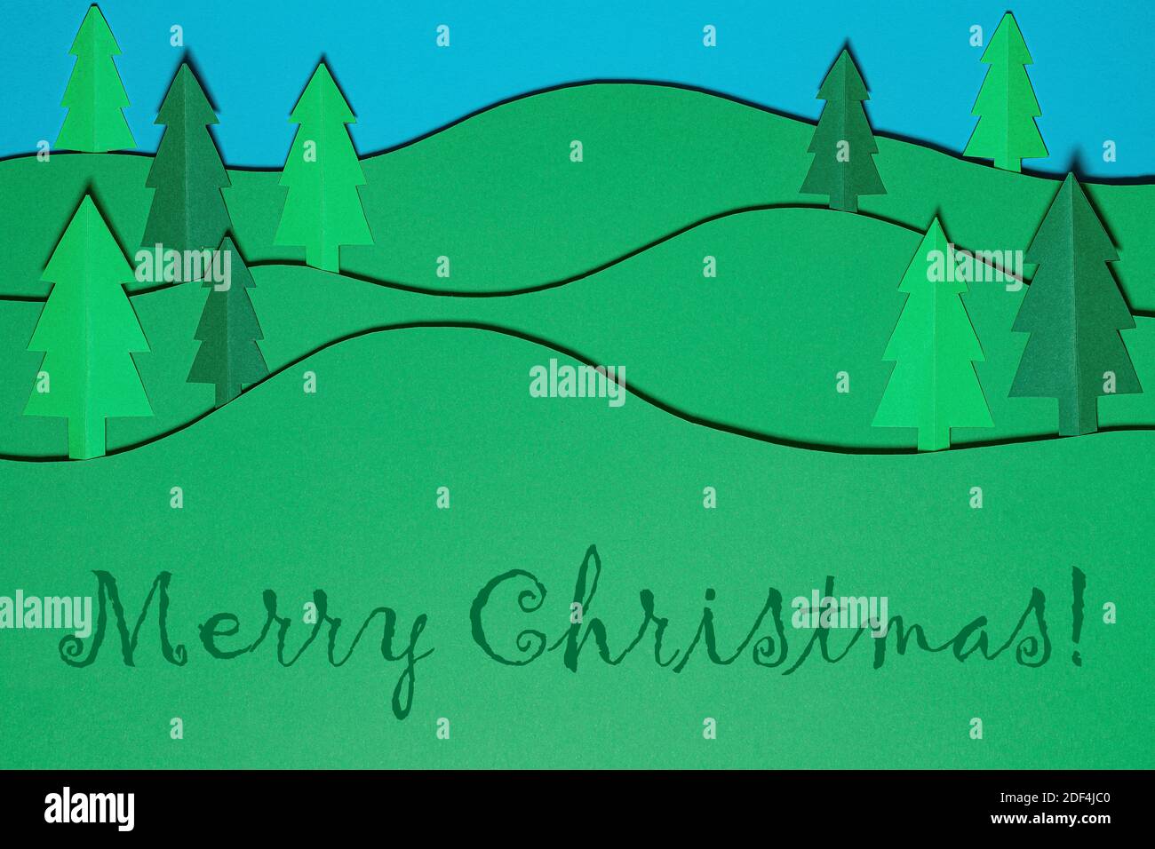 Weihnachtsbaum Papier schneiden Design papercraft Karte. Papiergeschnittene Weihnachtsbäume. Kreative Gestaltung von weihnachten Hintergrund mit Papier Tanne Baum. Die Kunst p Stockfoto