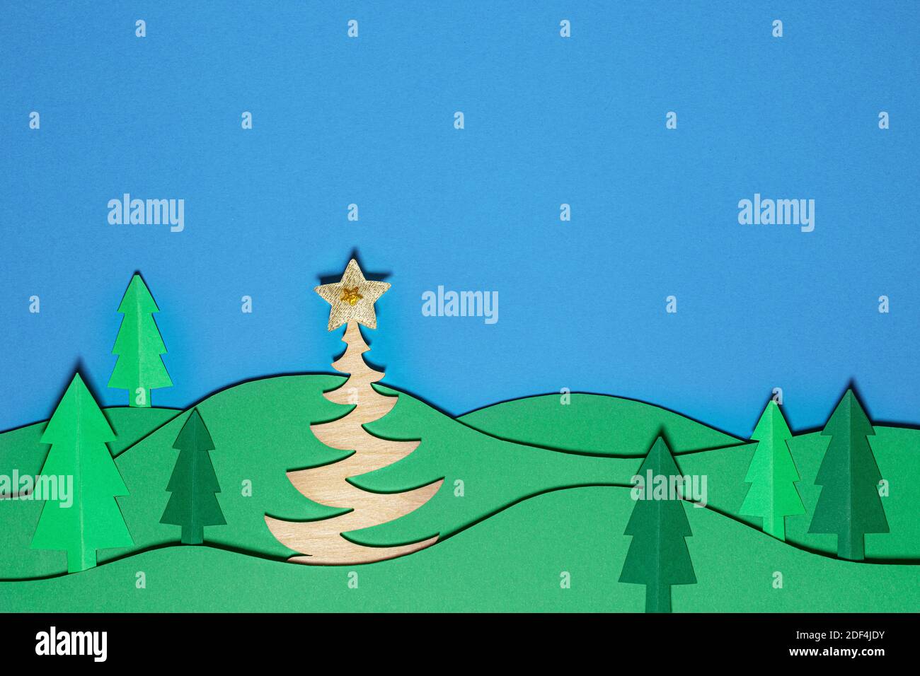 Weihnachtsbaum Papier schneiden Design papercraft Karte. Papiergeschnittene Weihnachtsbäume. Kreative Gestaltung von weihnachten Hintergrund mit Papier Tanne Baum. Die Kunst p Stockfoto
