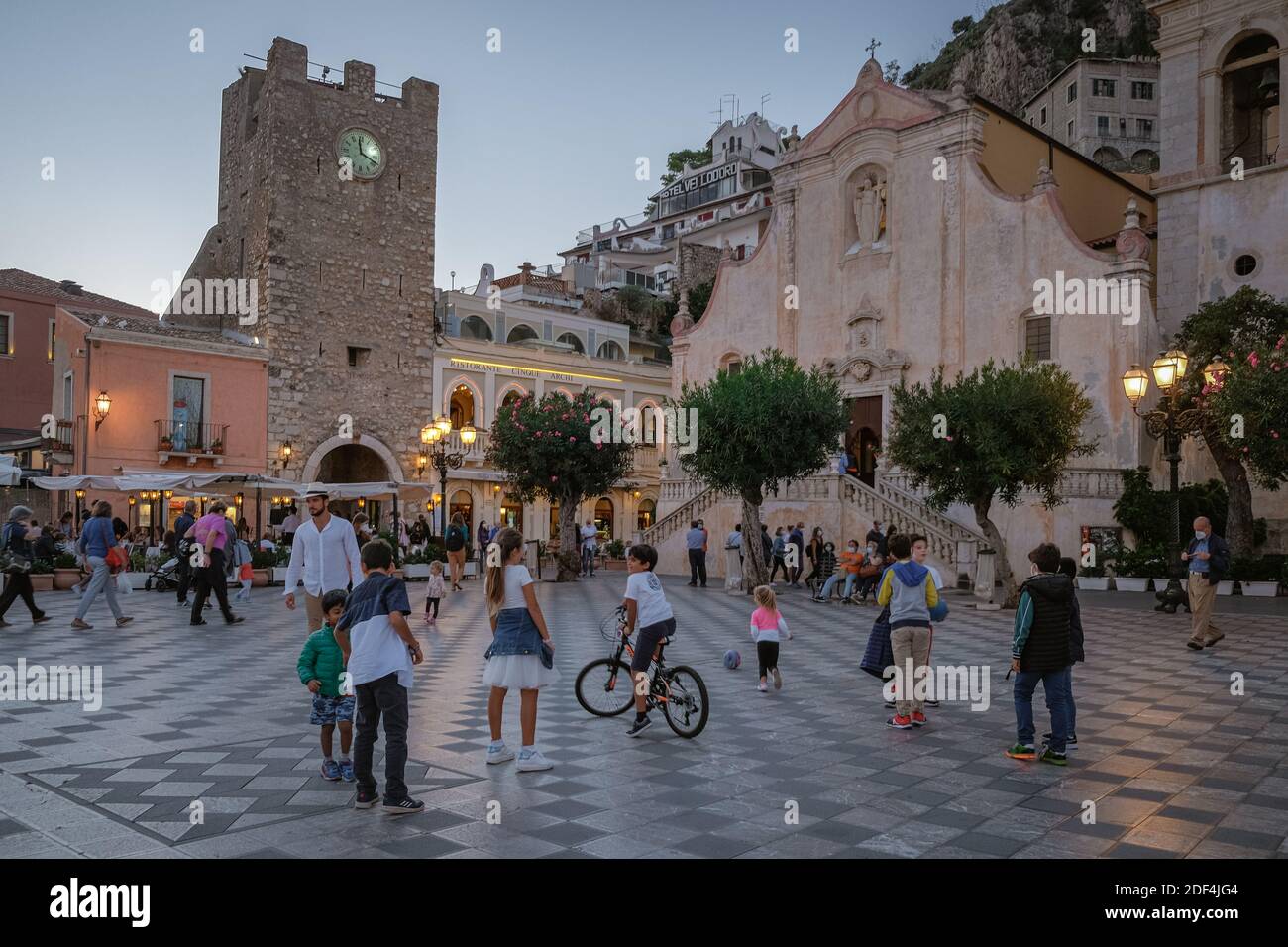 Taormina Sizilien Italien Oktober 2020, Menschen auf der Straße mit Gesichtsmaske während der Pandemie Corona Covid 19 Virus Ausbruch. Stockfoto