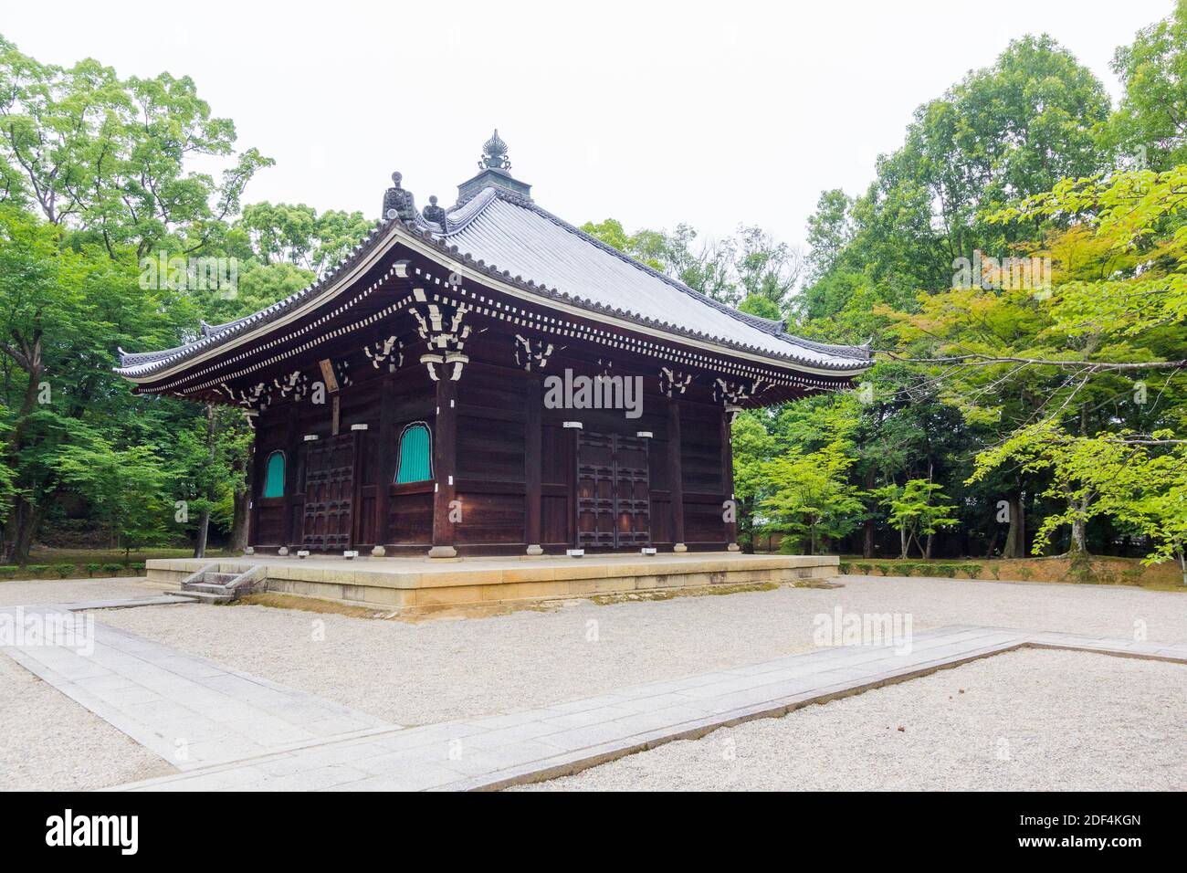 Historische Bauten im Gelände des Ninnaji-Tempels in Kyoto, Japan Stockfoto