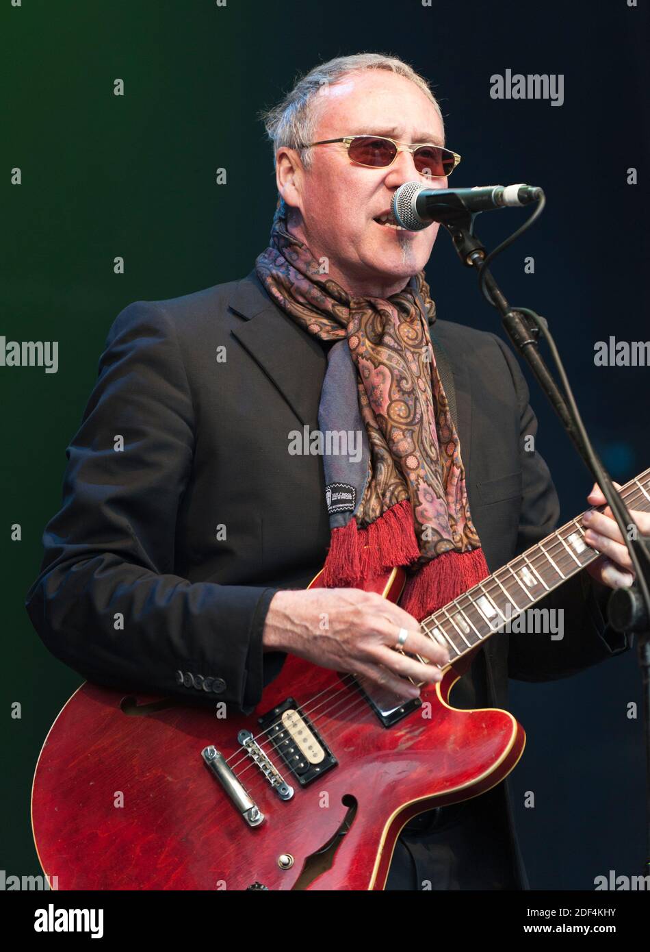 Dennis Graves von classis English Blues Band, Nine below Zero, tritt 2012 beim Cornbury Festival in Großbritannien auf Stockfoto