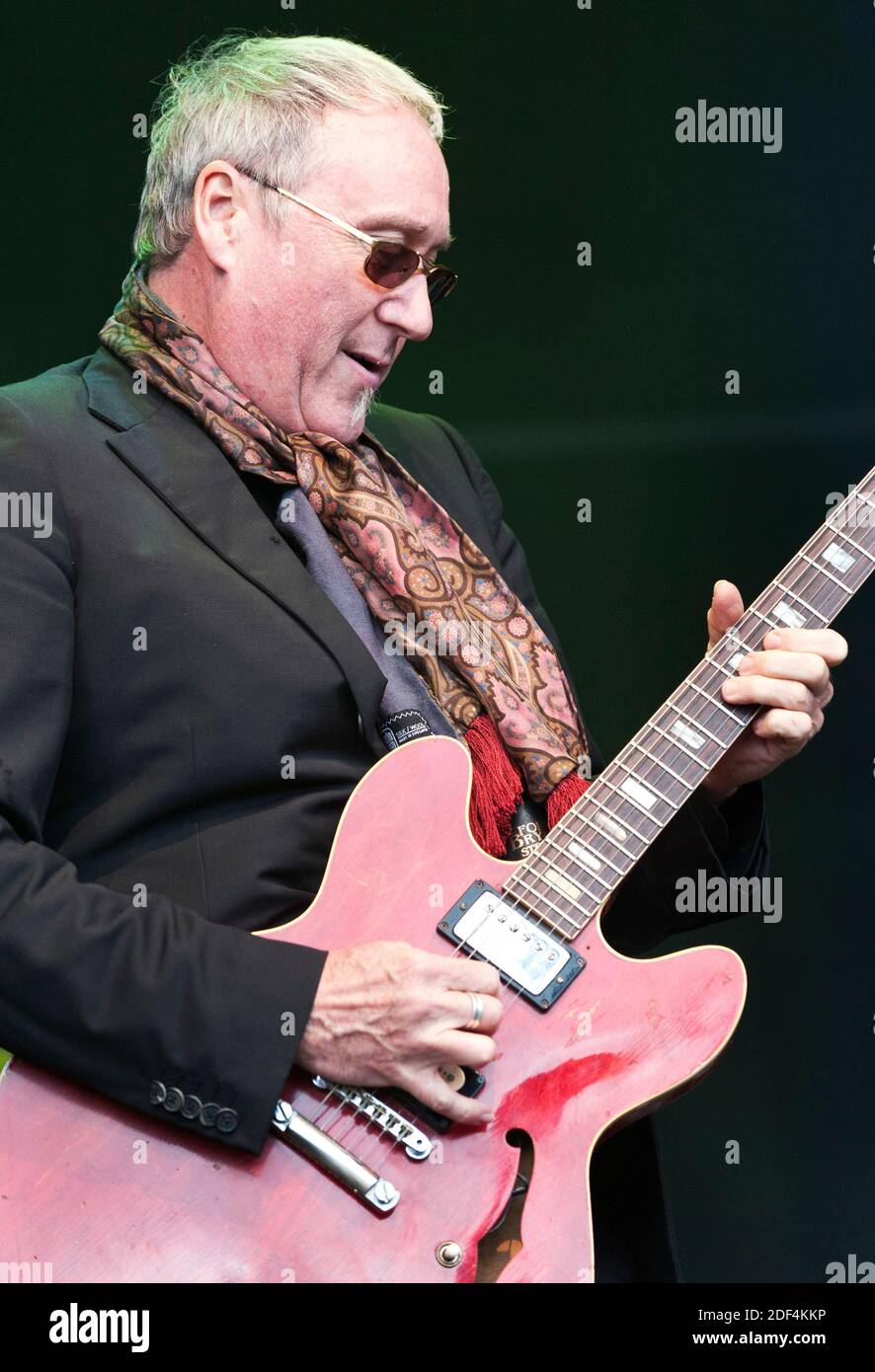 Dennis Graves von classis English Blues Band, Nine below Zero, tritt 2012 beim Cornbury Festival in Großbritannien auf Stockfoto