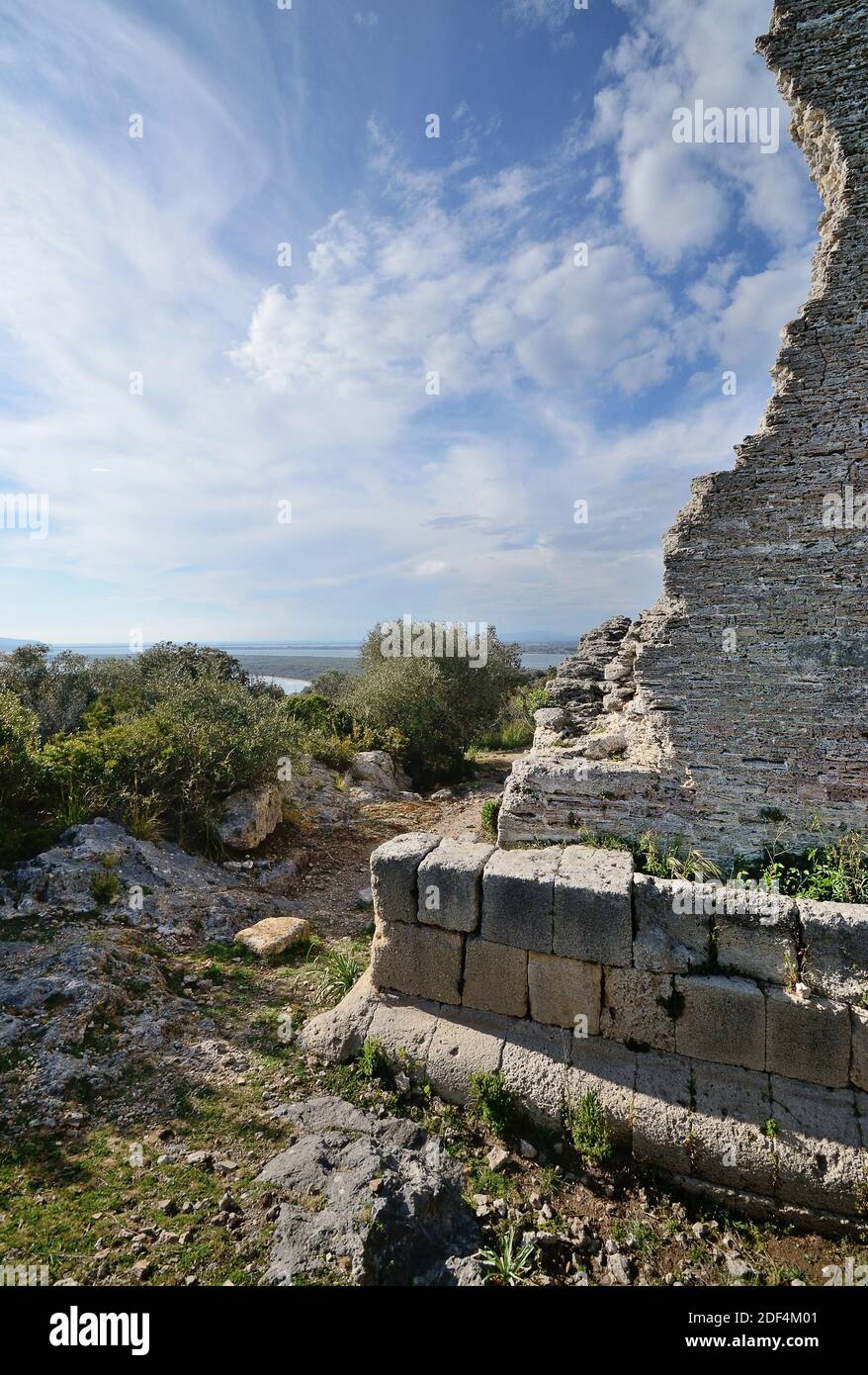 Überreste und Ruinen der Stadt Cosa, einer antiken römischen Stadt auf dem Hügel mit Blick auf das Mittelmeer in der südlichen Toskana Stockfoto