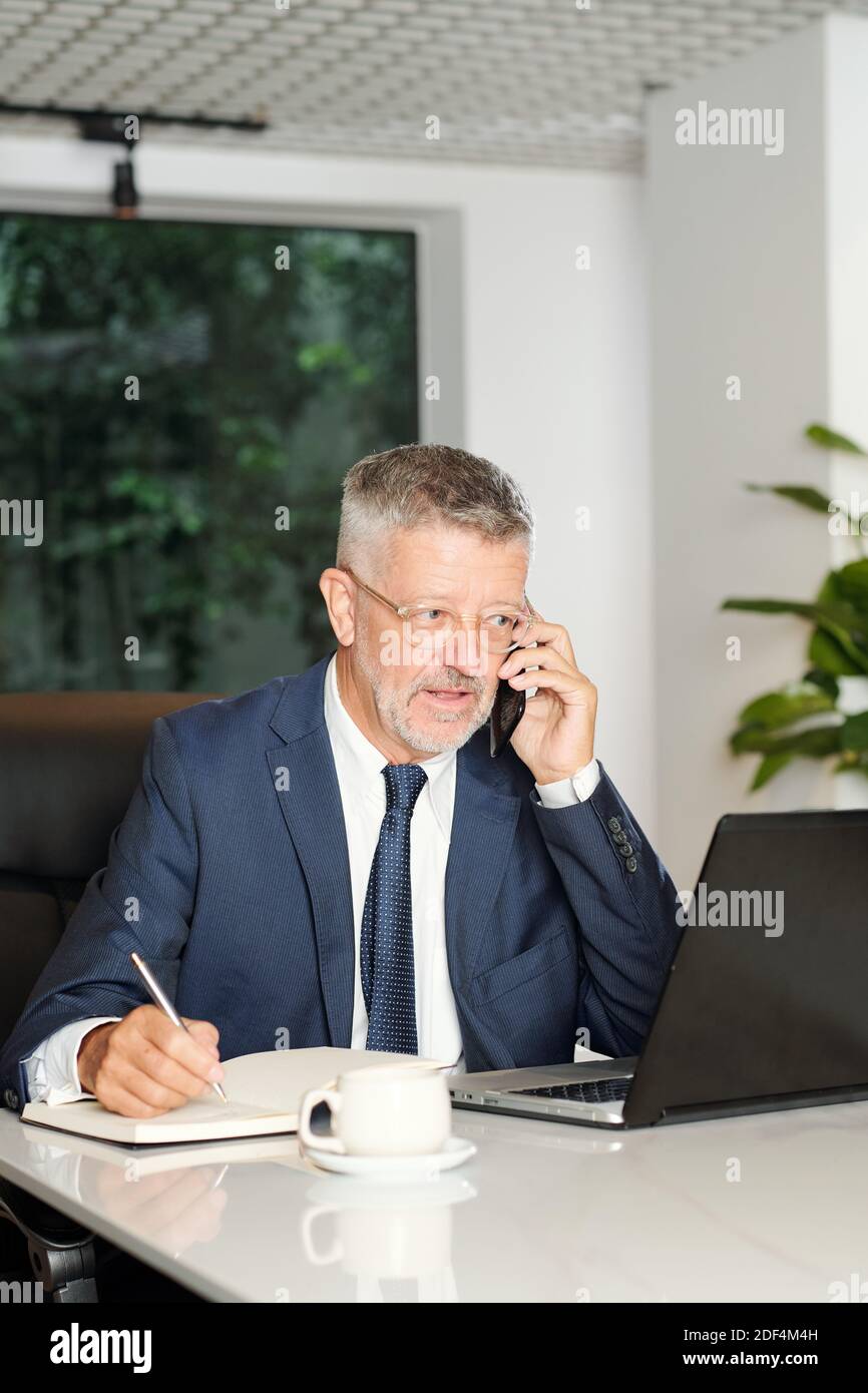 Reife Geschäftsmann am Telefon sprechen Stockfoto