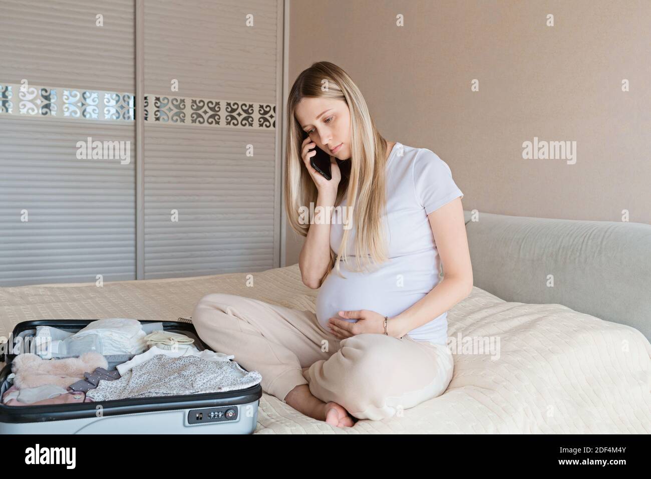 Junge schwangere Frau Verpackung Koffer für Entbindungsklinik zu Hause,  Nahaufnahme. Checkliste für die Geburt. Schwangerschaft während Coronavirus  covid-19 Stockfotografie - Alamy