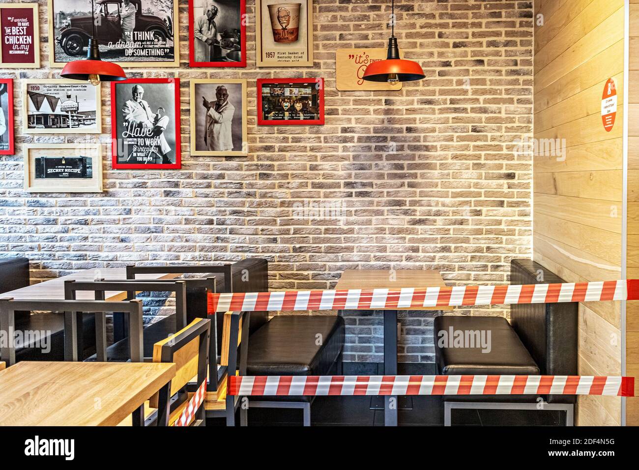 Vyborg Russland-Juni 2020:KFC Restaurant Interieur mit Bilderrahmen und Zitate auf der Backsteinmauer. Restriktives Reflexionsband, schließt den Zugriff auf das Stockfoto