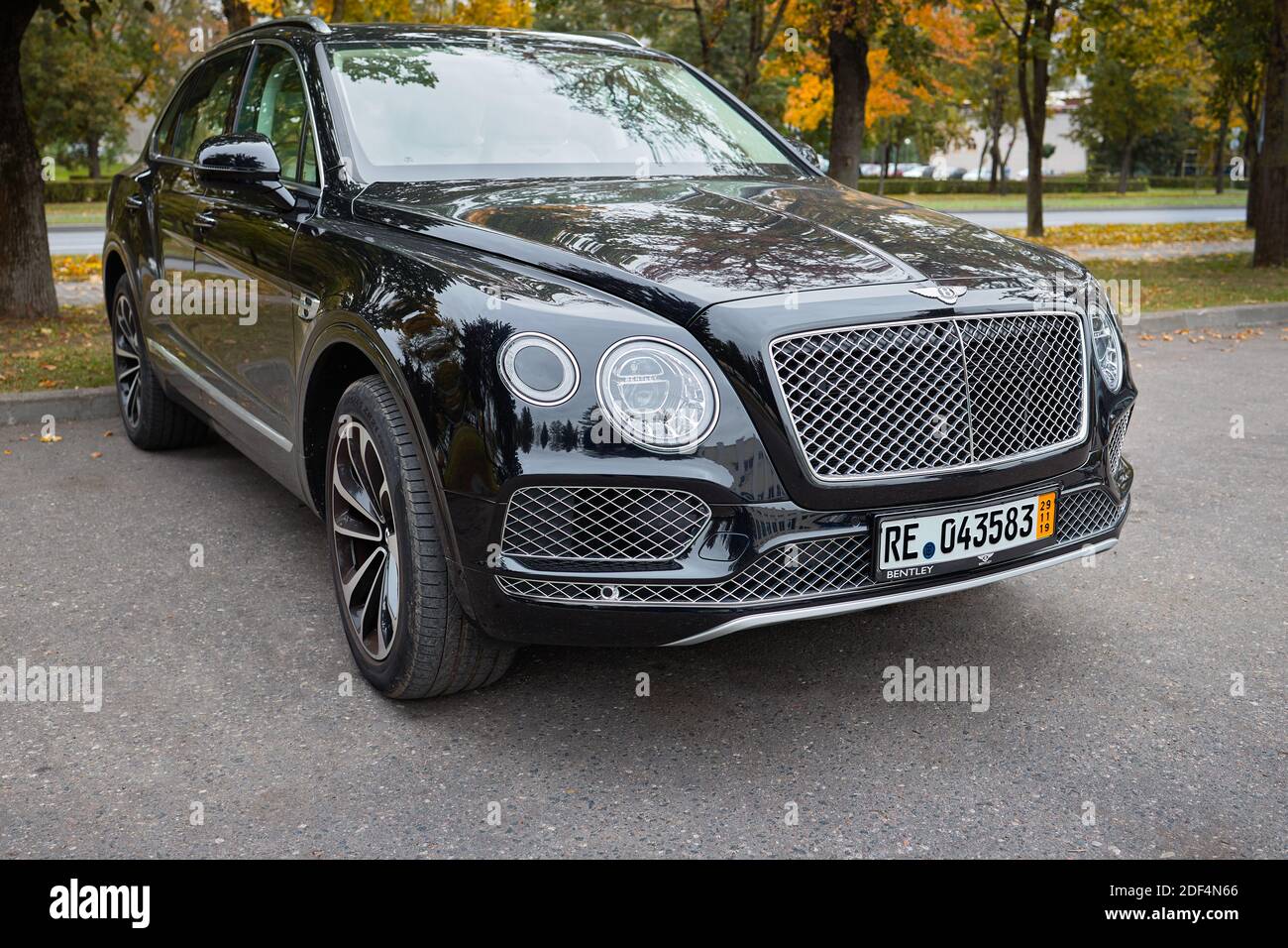 BERLIN, DEUTSCHLAND - OKTOBER 2020: Bentley Bentayga Hybrid SUV Luxuswagen drei vierte Ansicht rechts im Freien geparkt auf Straßen von Berlin im Herbst. Stockfoto