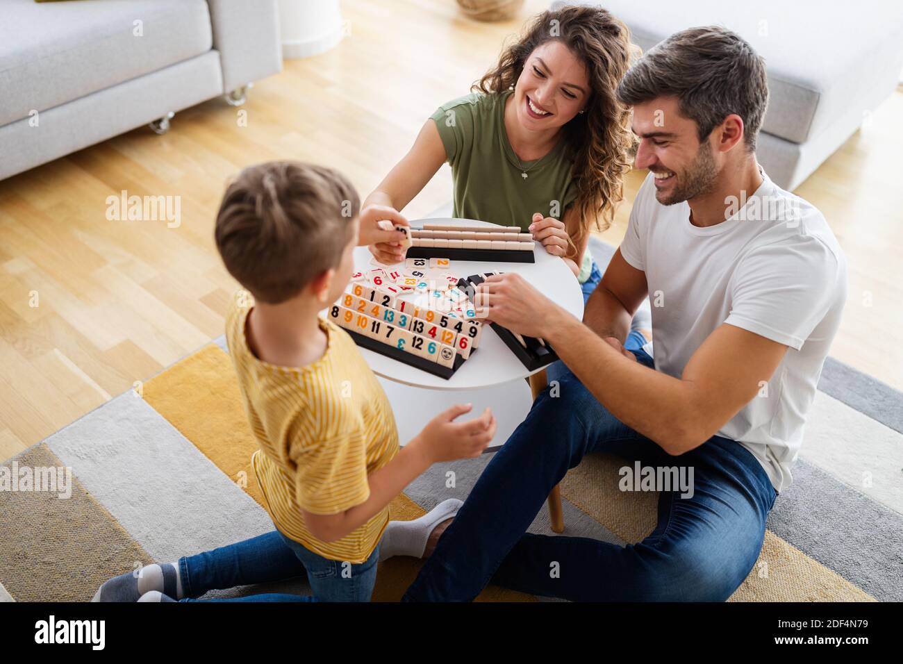 Glückliche Familie verbringen Zeit zusammen, Spaß zu Hause Stockfoto