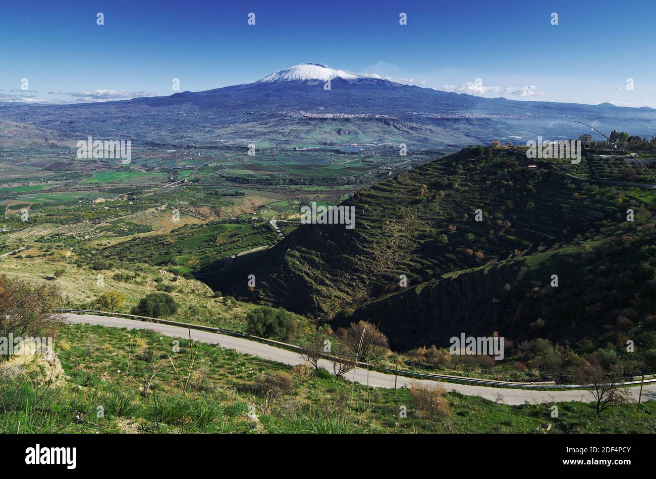 Blick auf verlassene terrassenförmige Hanglage und auf südwestliche Hanglage des Ätna-Gebirges, einem Wahrzeichen der sizilianischen Landschaft Stockfoto