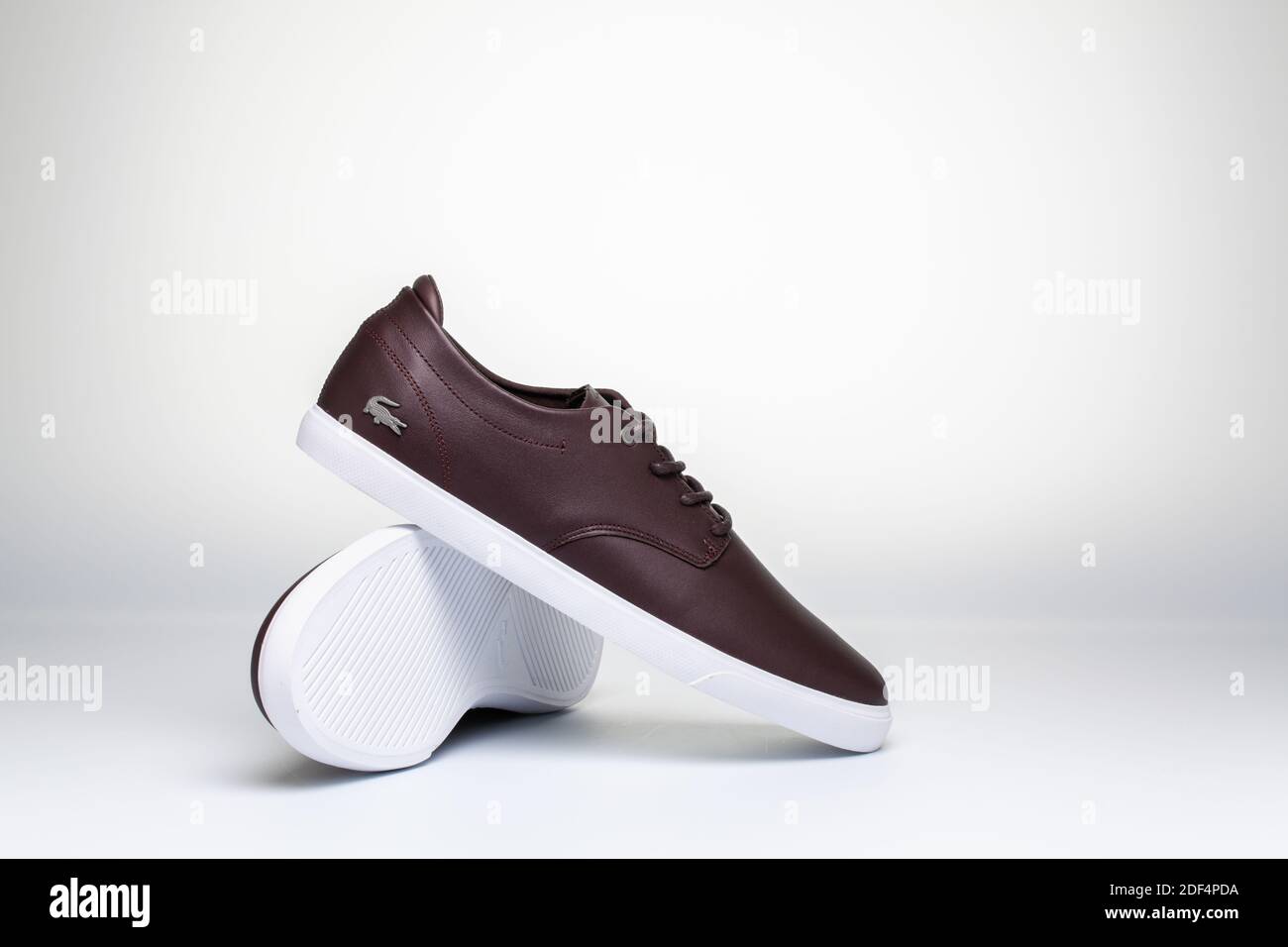 Prag, Tschechische Republik - 2 Dezember ,2020:Lacoste bequeme Schuhe für den Mann isoliert auf weißem Hintergrund. Stockfoto