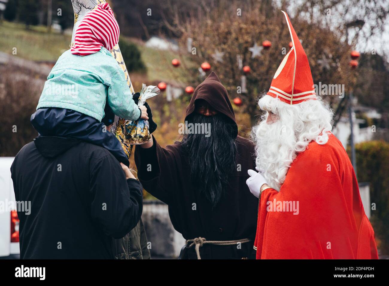 Balgach, Schweiz- 12/02/2018: Samichlaus und sein Begleiter Schmutzli auf  dem Weihnachtsmarkt in der Region St. Gallen. Kinder erzählen Verse ab  Stockfotografie - Alamy