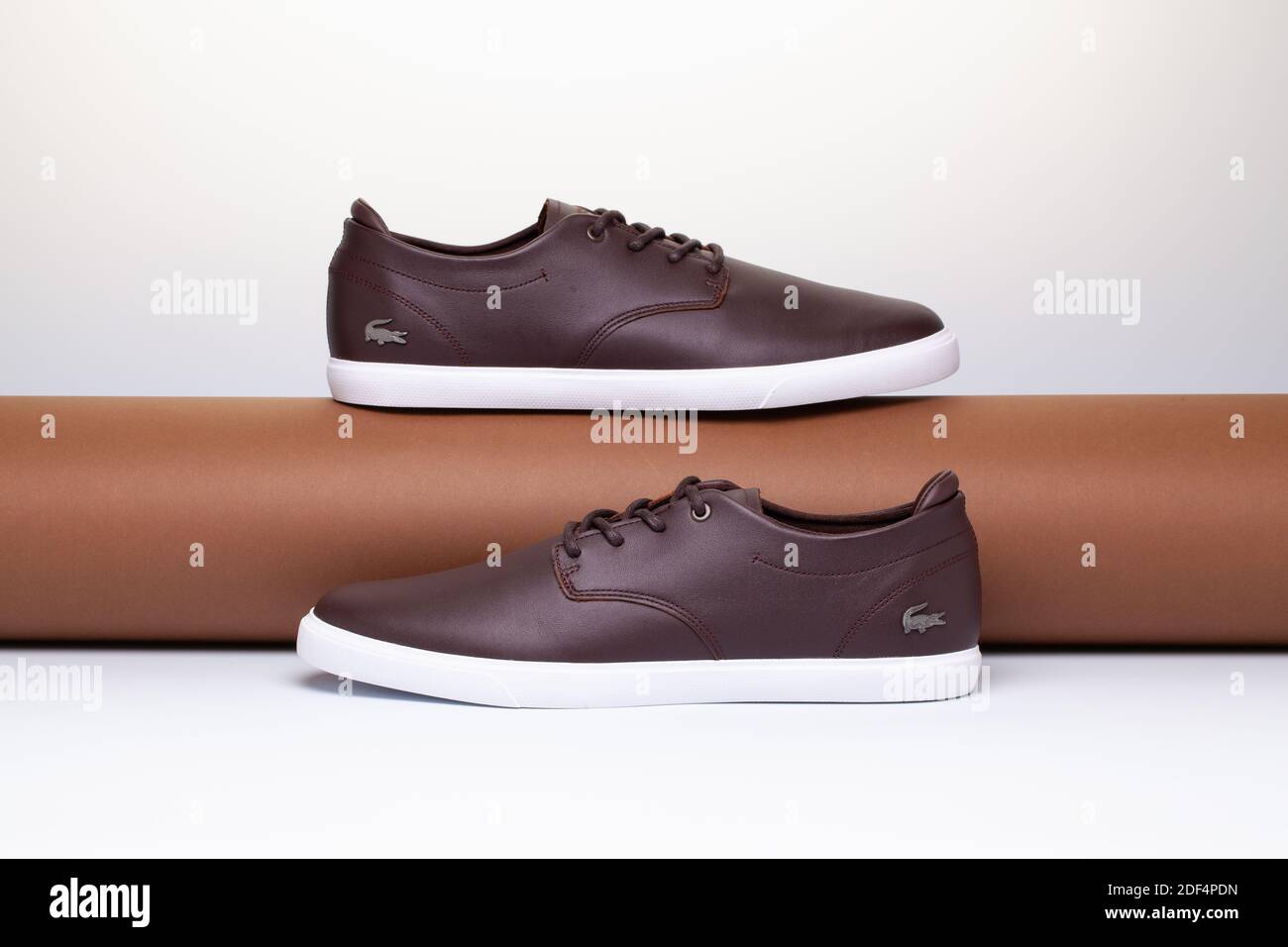 Prag, Tschechische Republik - 2 Dezember ,2020:Lacoste bequeme Schuhe für den Mann isoliert auf weißem Hintergrund. Stockfoto