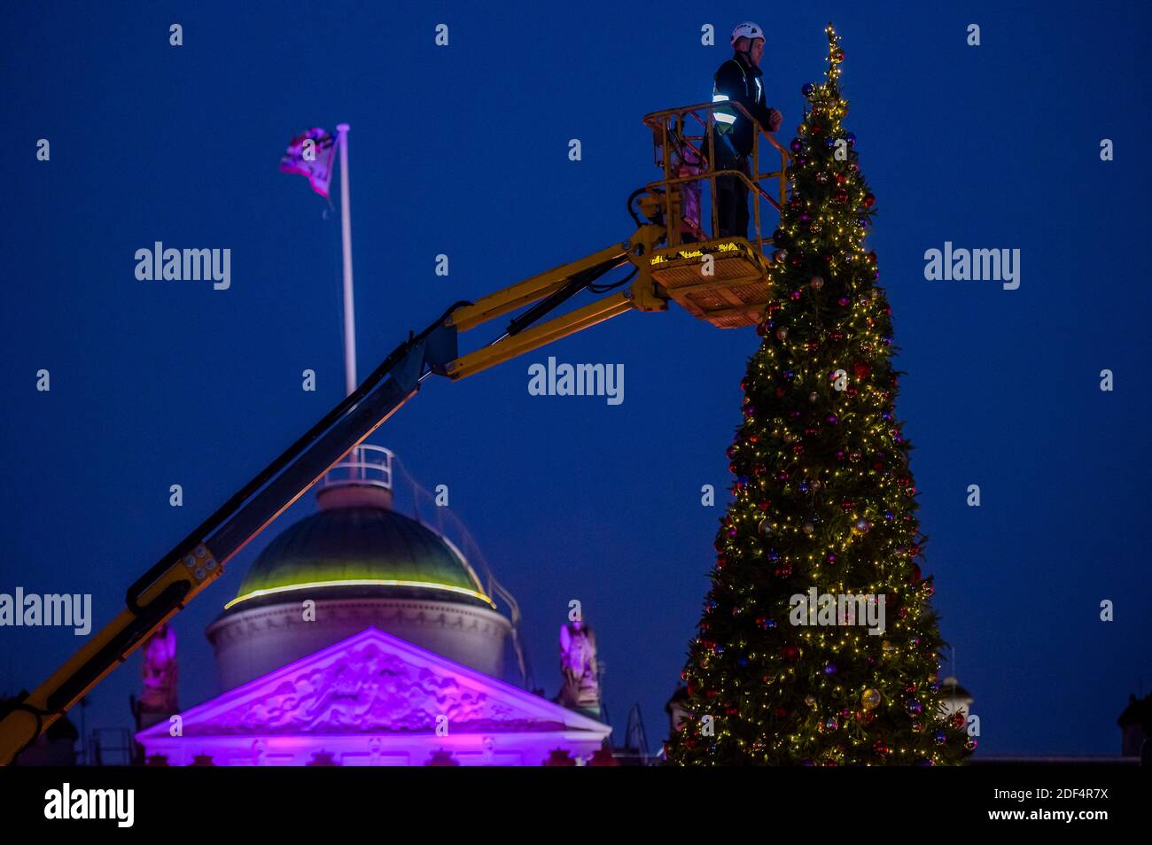 London, Großbritannien. Dezember 2020. Somerset House fügt die endgültige Dekoration zu seinem 40 Fuß Weihnachtsbaum vor der Wiedereröffnung, nach dem Ende der zweiten Coronavirus-Sperre, am Donnerstag, 3. Dezember. Neben dem Baum können die Besucher des Londoner Kunstgewerbezentrums im neoklassizistischen Innenhof Pop-up-private Dining-Kuppeln nutzen und so ein neues festliches Gourmet-Erlebnis schaffen. Kredit: Guy Bell/Alamy Live Nachrichten Stockfoto