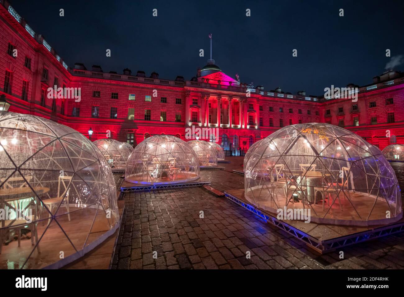 London, Großbritannien. Dezember 2020. Somerset House ist heute wieder für die Öffentlichkeit zugänglich und für die Weihnachtszeit stehen bis zum 1. Januar 2021 private Speisekuppen im neoklassizistischen Innenhof zur Verfügung. Quelle: Malcolm Park/Alamy Live News. Stockfoto