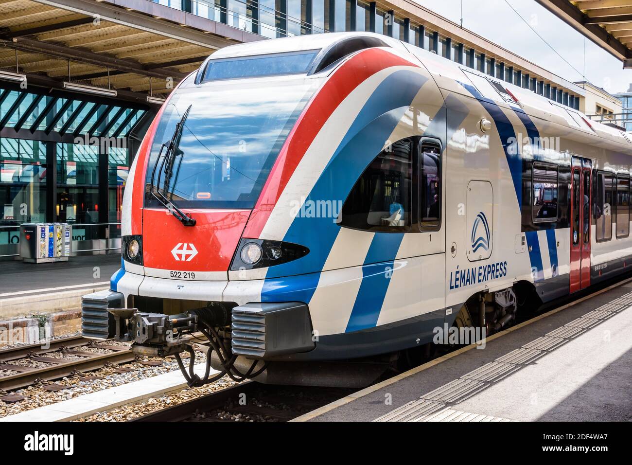 Ein Leman Express Pendlerzug, ein französisch-schweizerisches grenzüberschreitendes Schienennetz, das 2018 am Bahnhof Genf-Cornavin in Betrieb genommen wurde. Stockfoto