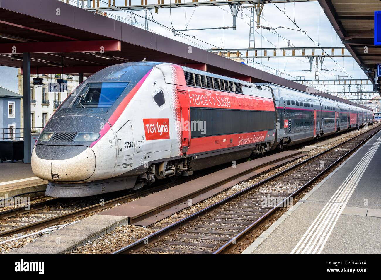 Ein TGV Lyria Duplex Hochgeschwindigkeitszug in der Farbgebung 2019, der Frankreich und die Schweiz verbindet, hält am Bahnhof Genf-Cornavin. Stockfoto