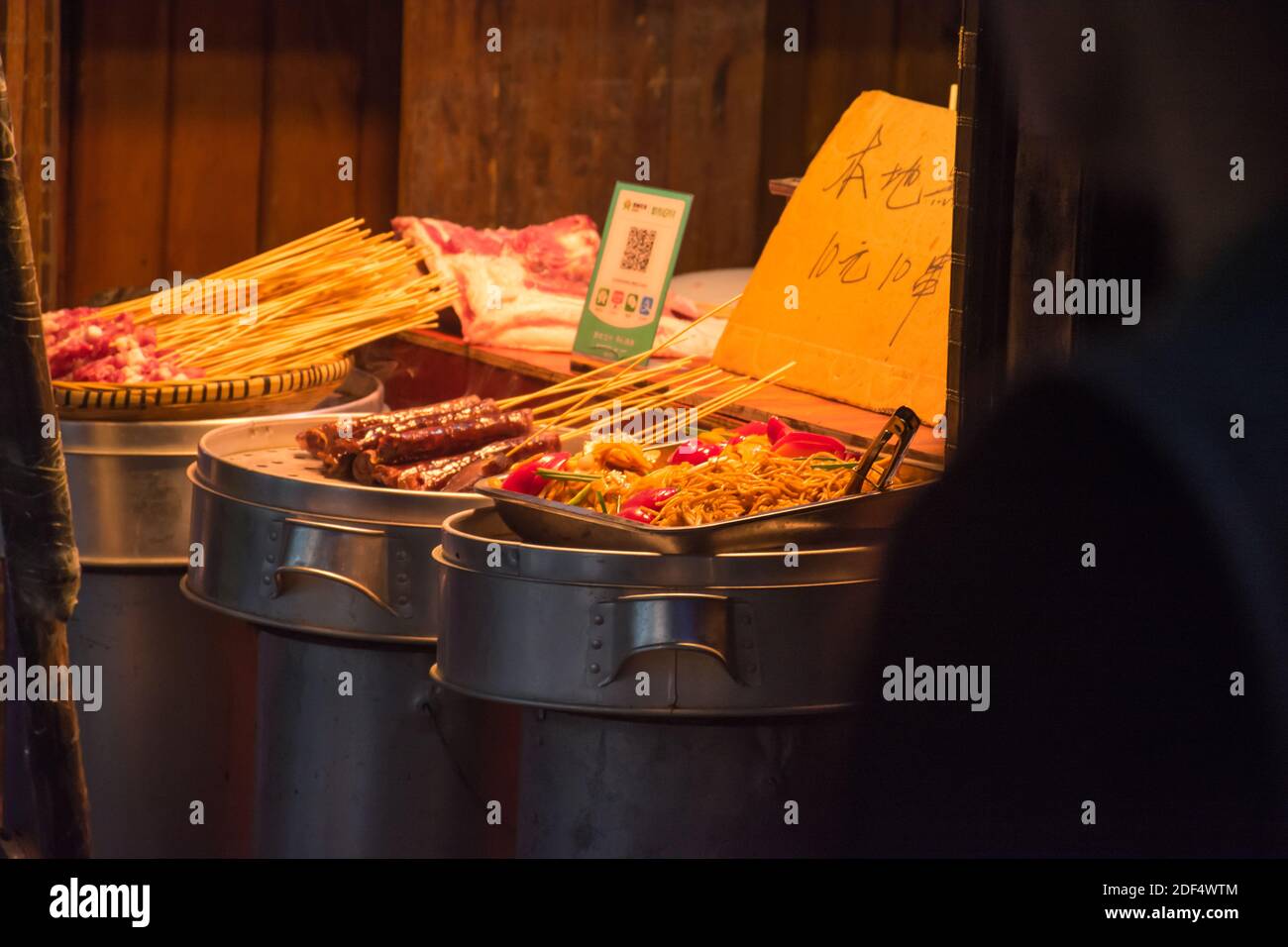 Xijiang，guizhou,China-spet.27,2020：Es gibt einige berühmte traditionelle Snacks in Chinas Minderheitenstädten.A Karte für mobile Zahlung Stockfoto