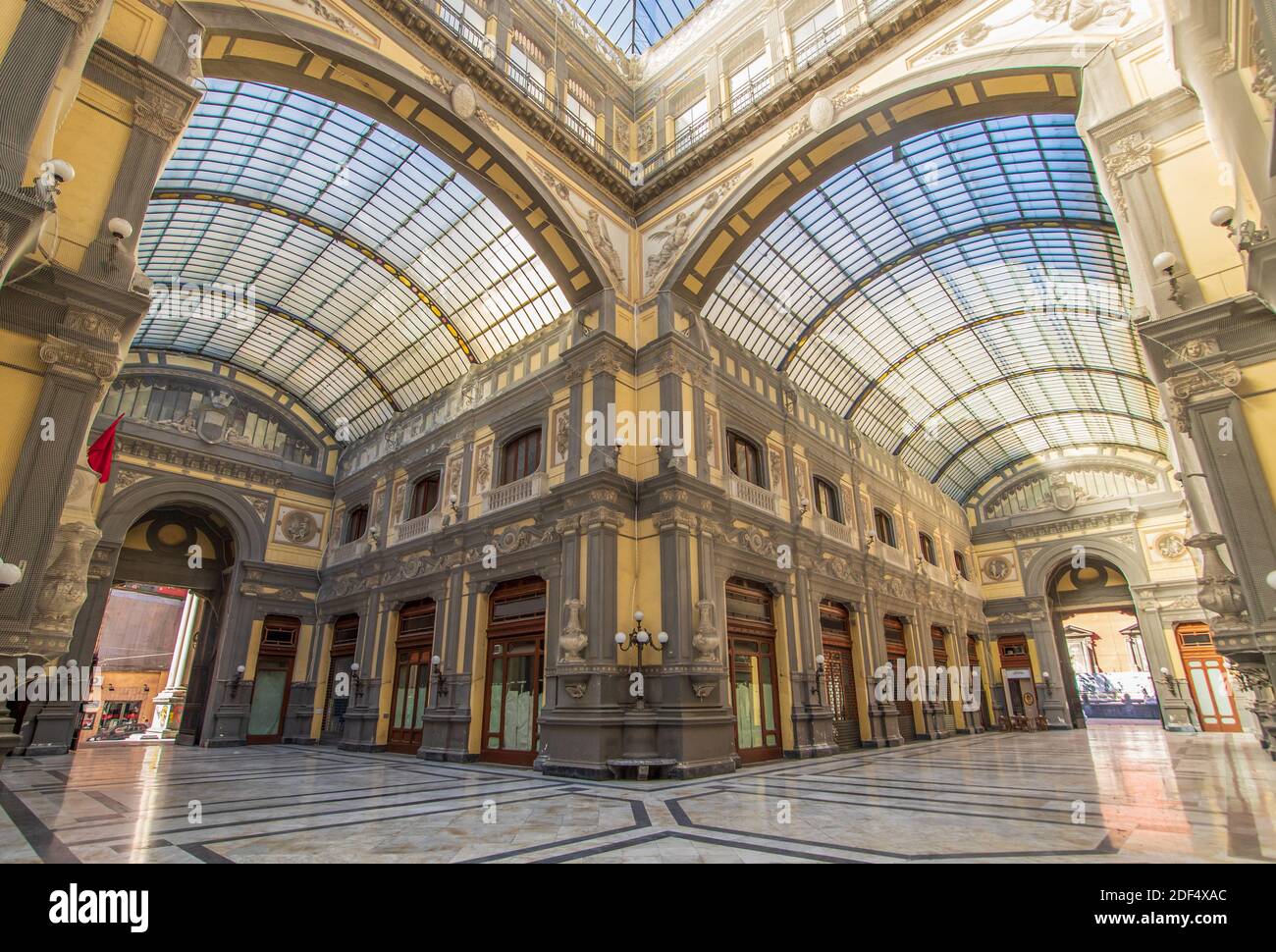 Die Galleria Principe di Napoli, eine öffentliche Einkaufsgalerie aus dem Jahr 1887, ist Teil des UNESCO-Weltkulturerbes Neapel. Hier insbesondere die Innenräume Stockfoto