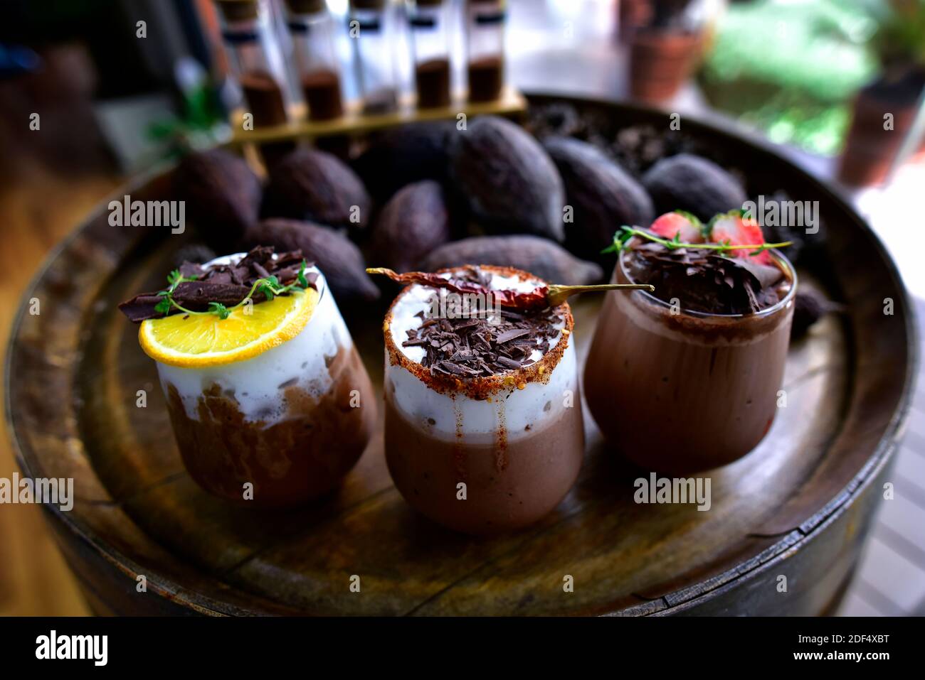 iced Chocolate oder Kakao und trockene Chilischoten für eine kalte Jahreszeit. Erfrischungsgetränke im Sommer. Stockfoto