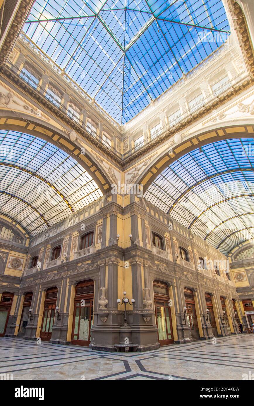 Die Galleria Principe di Napoli, eine öffentliche Einkaufsgalerie aus dem Jahr 1887, ist Teil des UNESCO-Weltkulturerbes Neapel. Hier insbesondere die Innenräume Stockfoto
