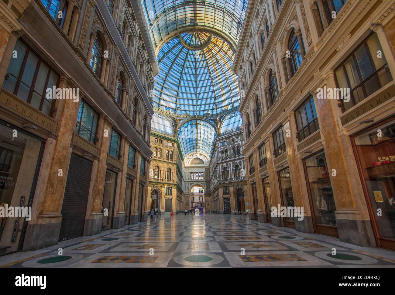 Die Galleria Umberto I wurde 1887 erbaut und nach König Umberto benannt. Sie ist Teil des UNESCO-Weltkulturerbes Altstadt von Neapel Stockfoto