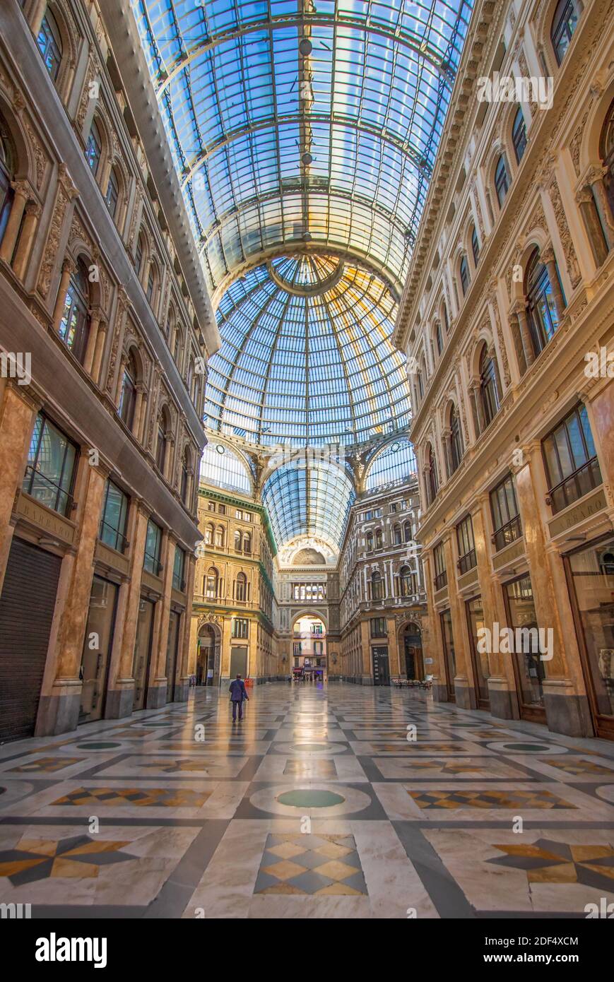 Die Galleria Umberto I wurde 1887 erbaut und nach König Umberto benannt. Sie ist Teil des UNESCO-Weltkulturerbes Altstadt von Neapel Stockfoto