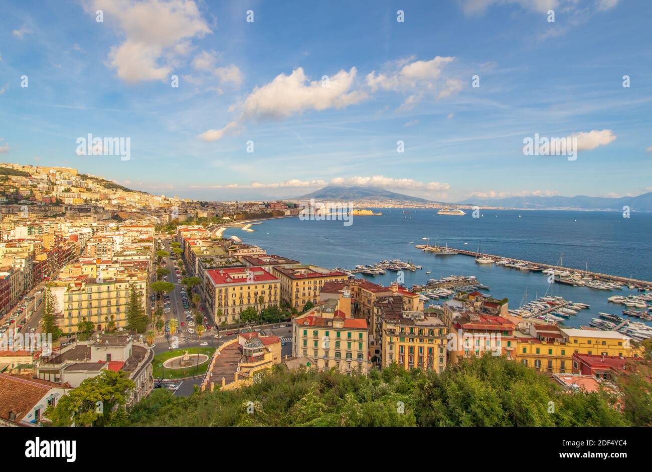 Eine der bezauberndsten Landschaften Italiens, der Golf von Neapel und der Vesuv sind weltweit berühmt. Hier der Golf von Posillipo aus gesehen Stockfoto