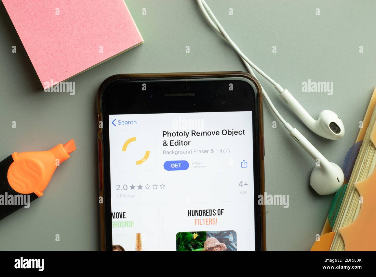 New York, USA - 1. Dezember 2020: Photoly Remove Object mobile App Icon auf dem Telefonbildschirm Draufsicht, illustrative Editorial. Stockfoto