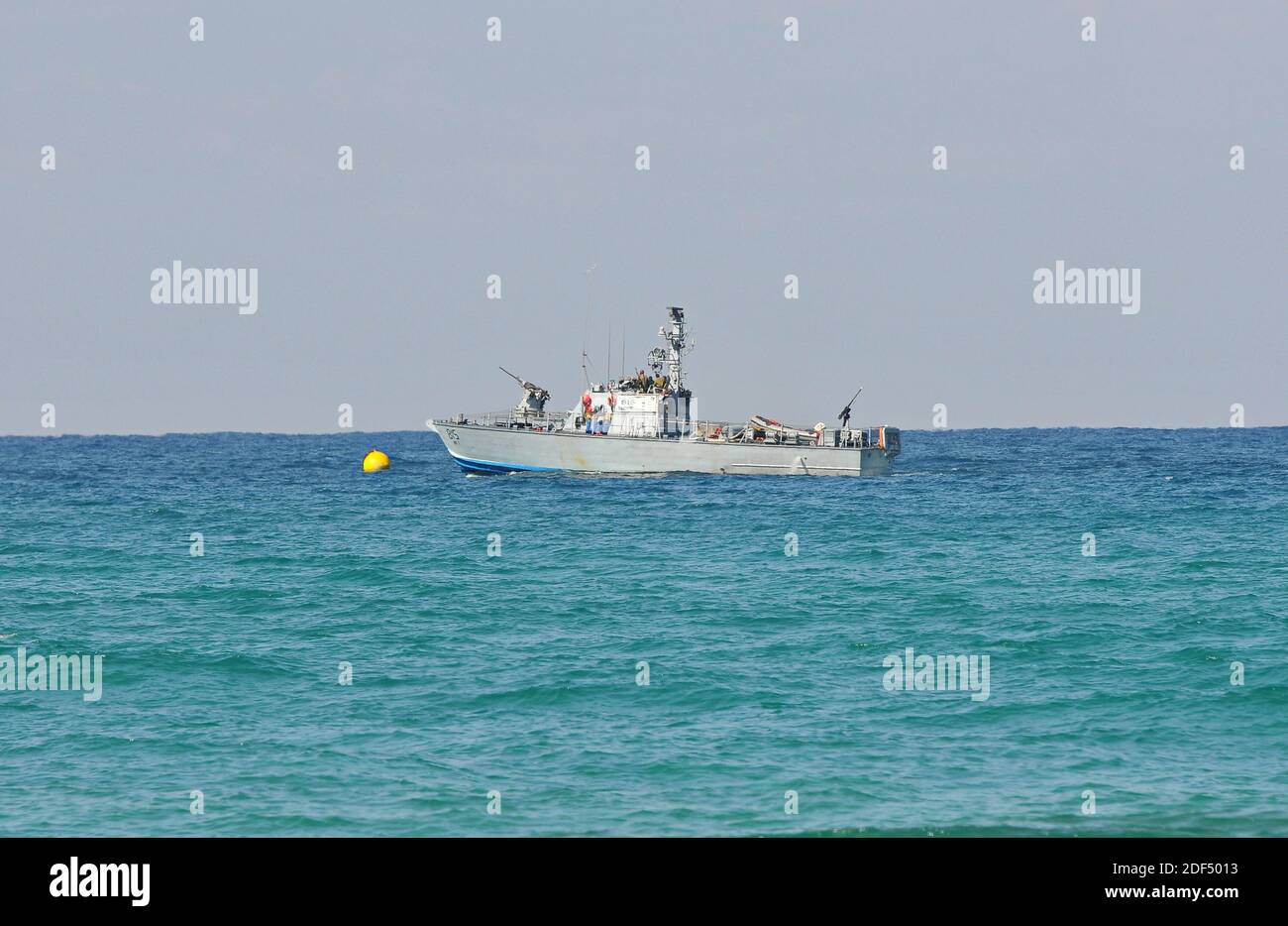 NAHARIYA, ISRAEL - 05. Okt 2020: Zwei israelische Patrouillenboote vor der Küste mit libanesischer Grenze segeln auf blauem Meer Stockfoto