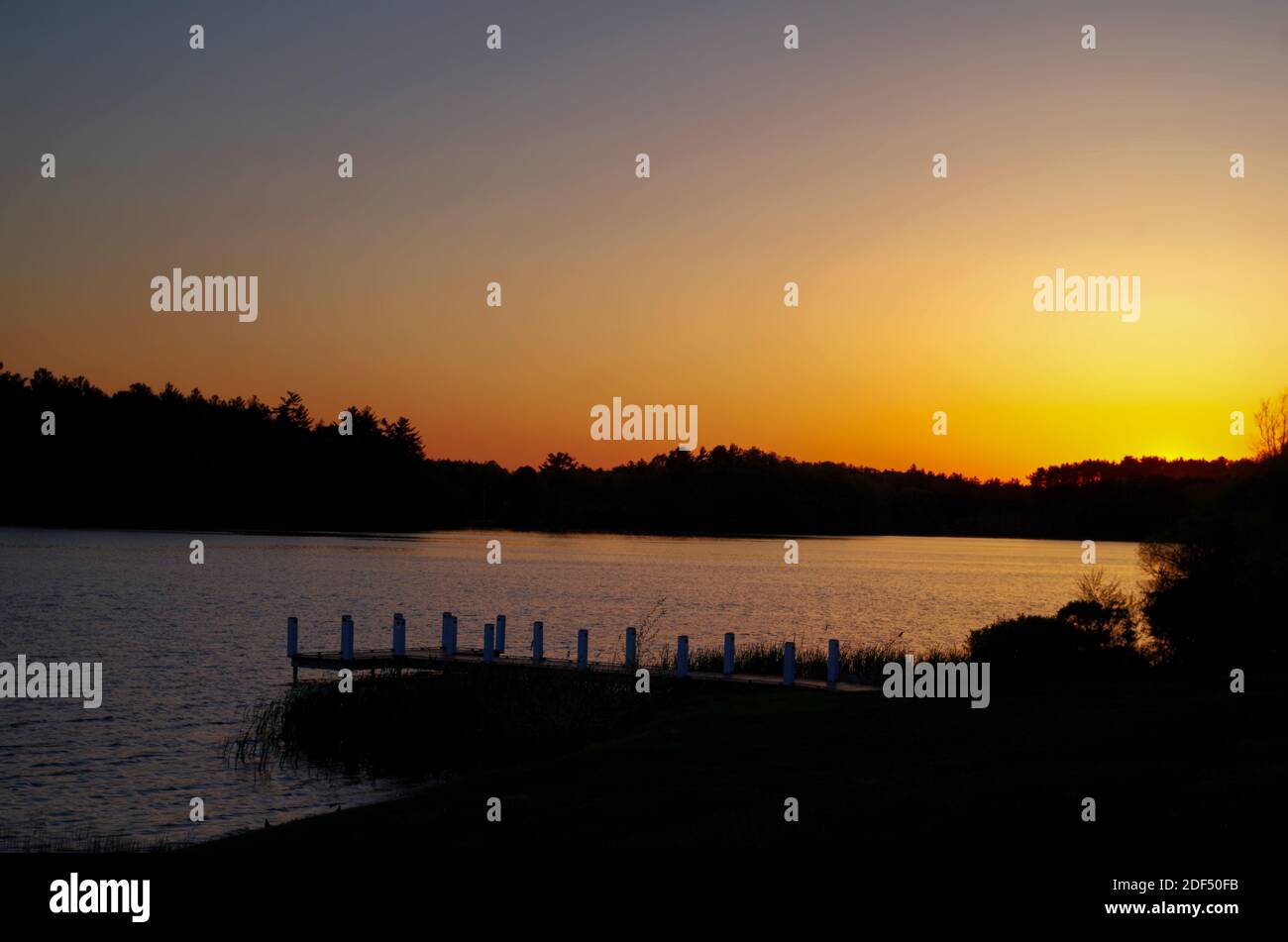 Sonnenuntergang am Monponsett Pond, Halifax MA Stockfoto