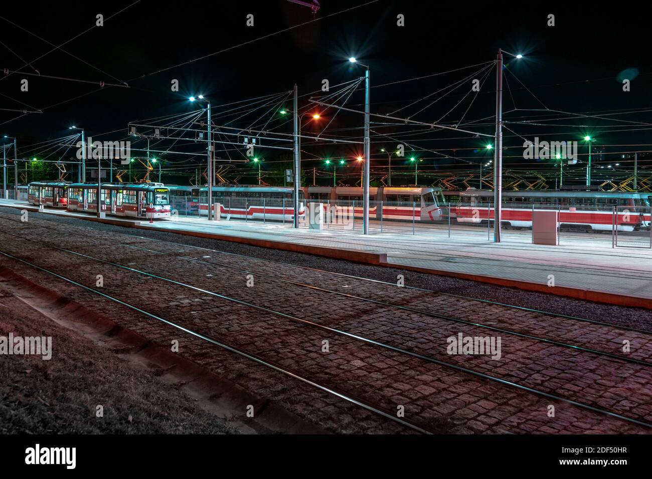 Straßenbahndepot bei Nacht. Straßenbahnlinie. Stadtverkehr. Straßenbahnlinie. Stockfoto