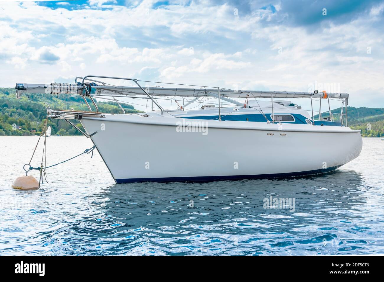 Weiße Yacht auf dem See mit blauem Himmel. Stockfoto