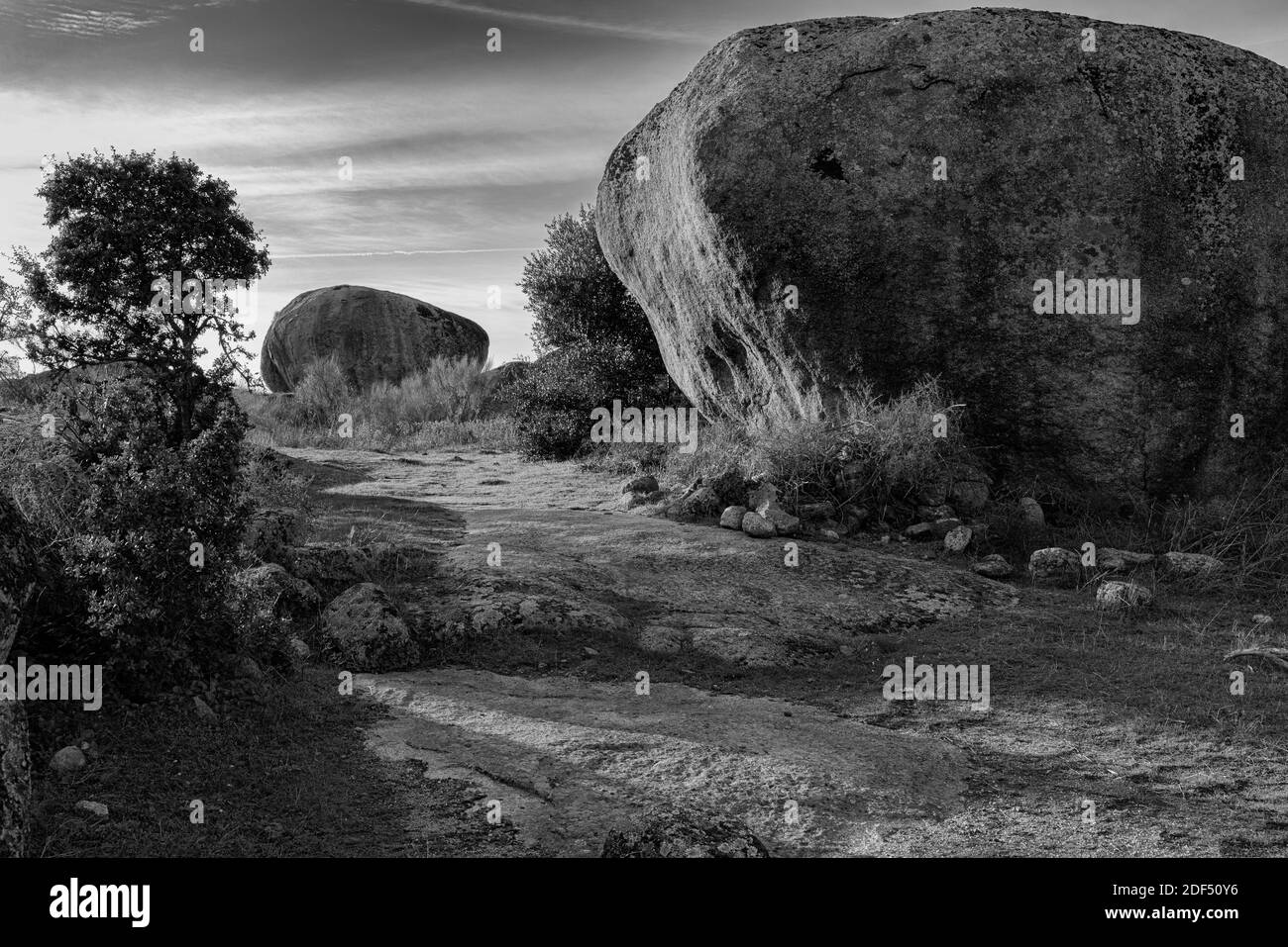 Eine Graustufenaufnahme großer Felsformationen im Naturgebiet von Los Barruecos, Malpartida, Spanien Stockfoto