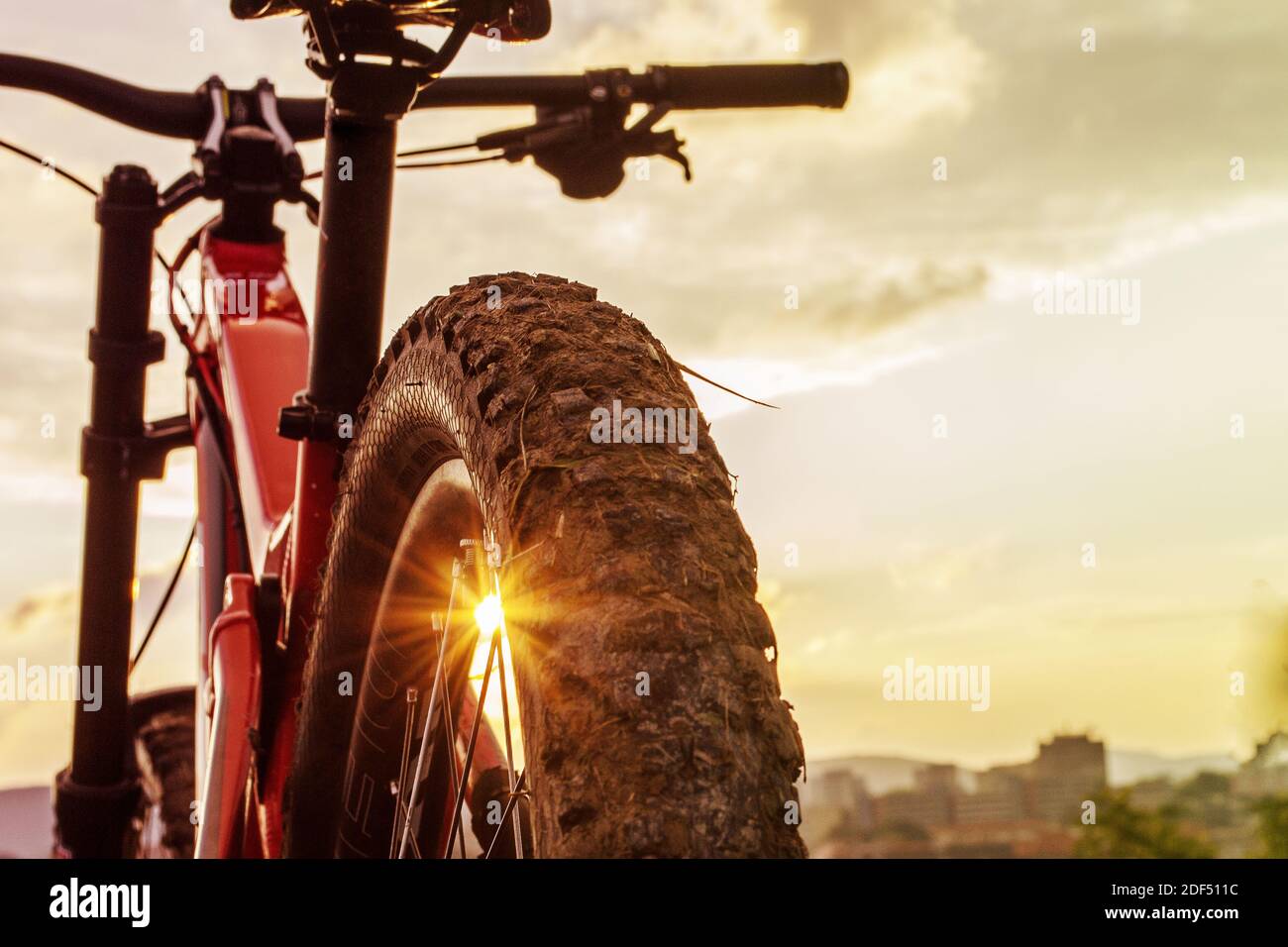 Rückaufnahme des Mountainbikes bei Sonnenuntergang. Hinterrad. Mountainbike-Reifen. Reifen 27,5 Zoll MTB Fahrradkomponente. Stockfoto