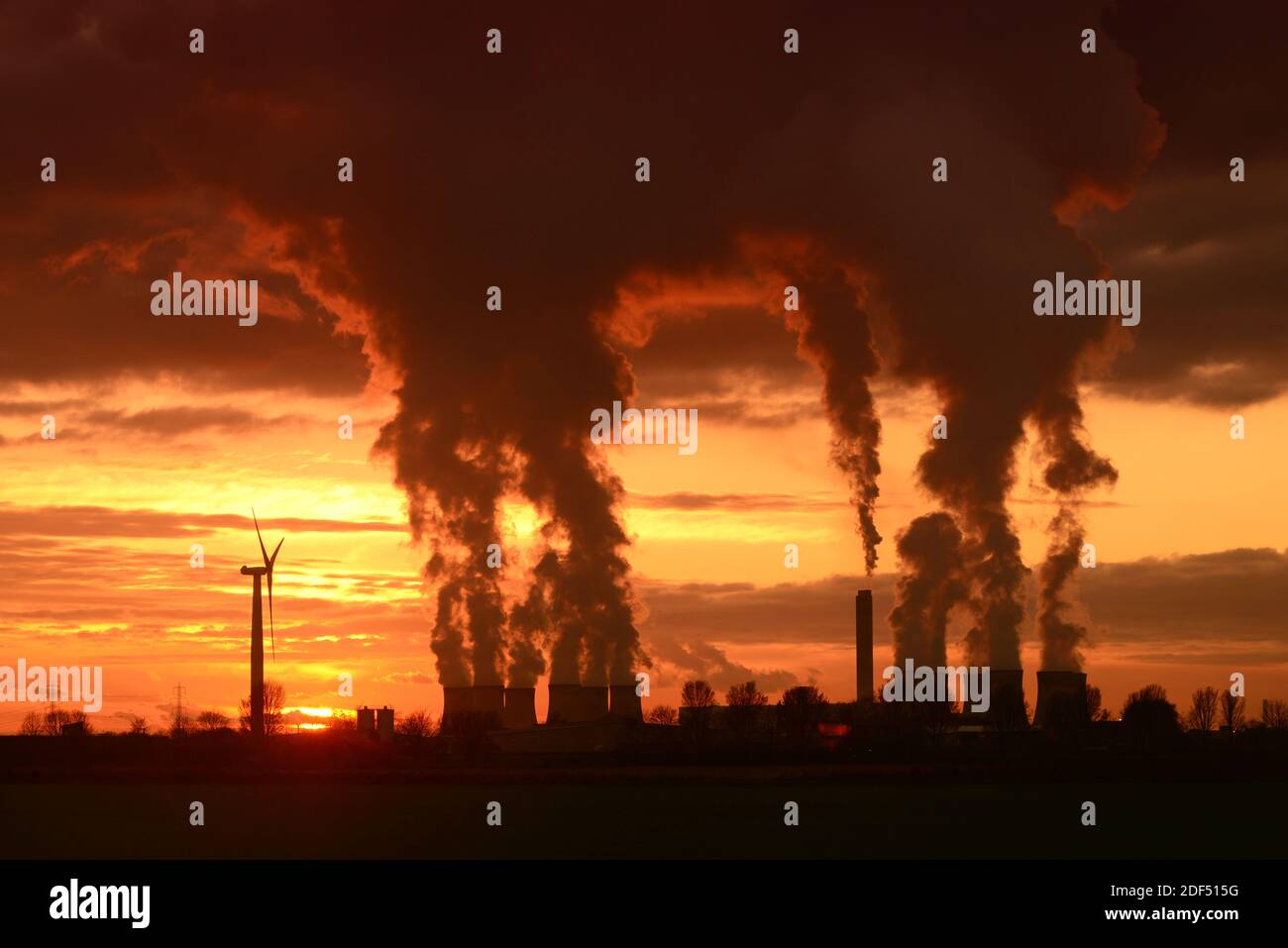 Riesige Kühltürme und Windmühle im kraftwerk drax bei Sunset vereinigtes Königreich Stockfoto