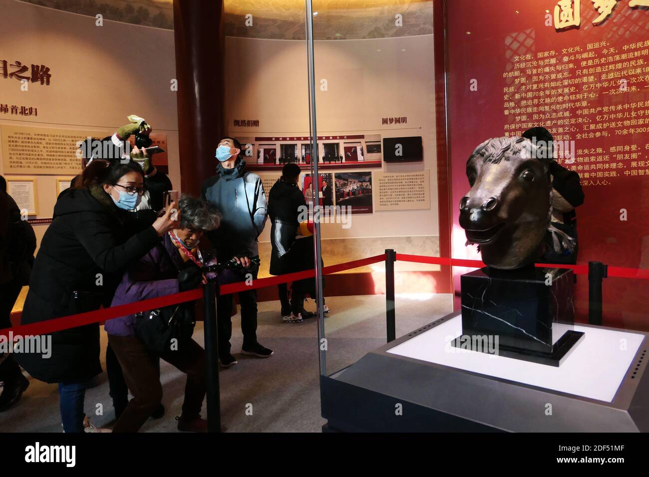 Haidian, Haidian, China. Dezember 2020. Peking, CHINA-die Pferdekopfstatue ist am 3. Dezember 2020 im Alten Sommerpalast in Peking zu sehen. Nach 160 Jahren des Driftens kehrt die Statue in ihre Heimatstadt zurück und ist damit die erste große kulturelle Reliquie im Ausland, die in den alten Sommerpalast zurückkehrt.der bronzene Pferdekopf wurde vom Italiener Giuseppe Castiglione entworfen. Es wurde von einem Hofhandwerker während der Herrschaft von Kaiser Qianlong in der Qing-Dynastie hergestellt und verschmilzt östliche und westliche Kunststile. Quelle: SIPA Asia/ZUMA Wire/Alamy Live News Stockfoto