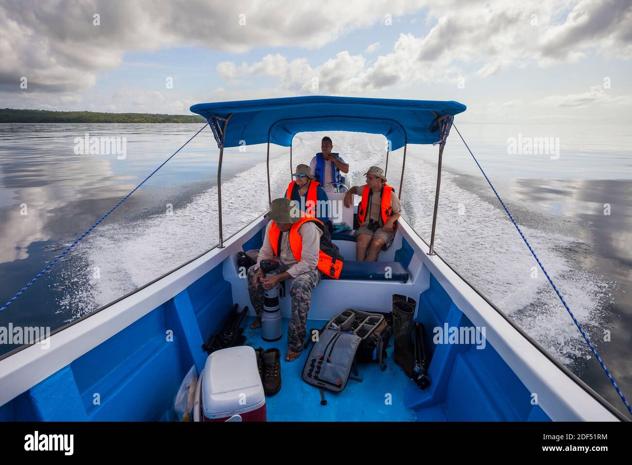 Touristen in einem Boot in Coiba Nationalpark, Pazifikküste, Veraguas Provinz, Republik Panama. Stockfoto