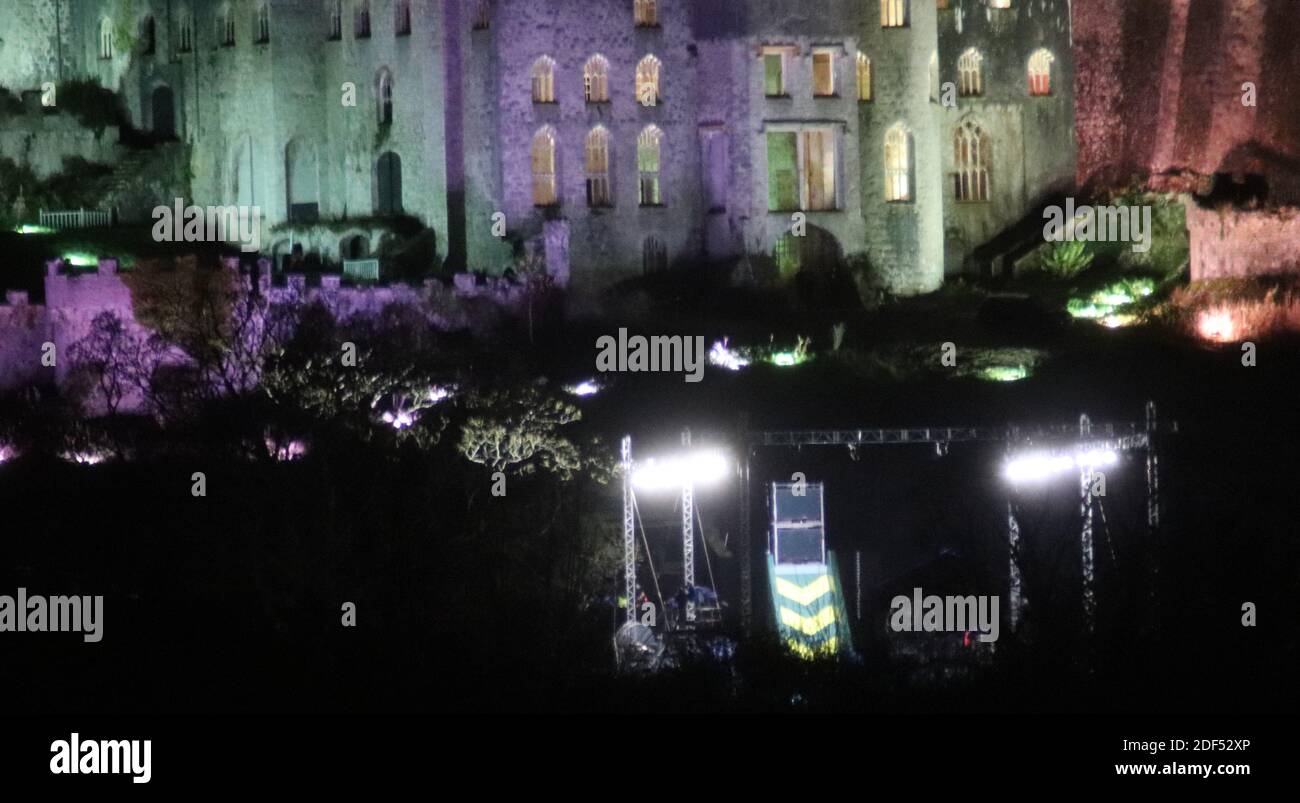 Gwrych Castle Abergele. Nordwales. Dezember 2020. Ich bin eine Berühmtheit Gwrych Castle beleuchtet in mehreren Farben bei Nacht Kredit : Mike Clarke / Alamy Live News. Stockfoto