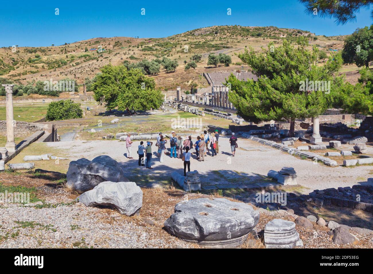 Asklepieion, auch geschrieben Asclepieion, Asclepion, Asklepion, Asclepeion, in der Nähe von Bergama, Provinz Izmir, Türkei. Eine Gruppe von Touristen besuchen die ancien Stockfoto