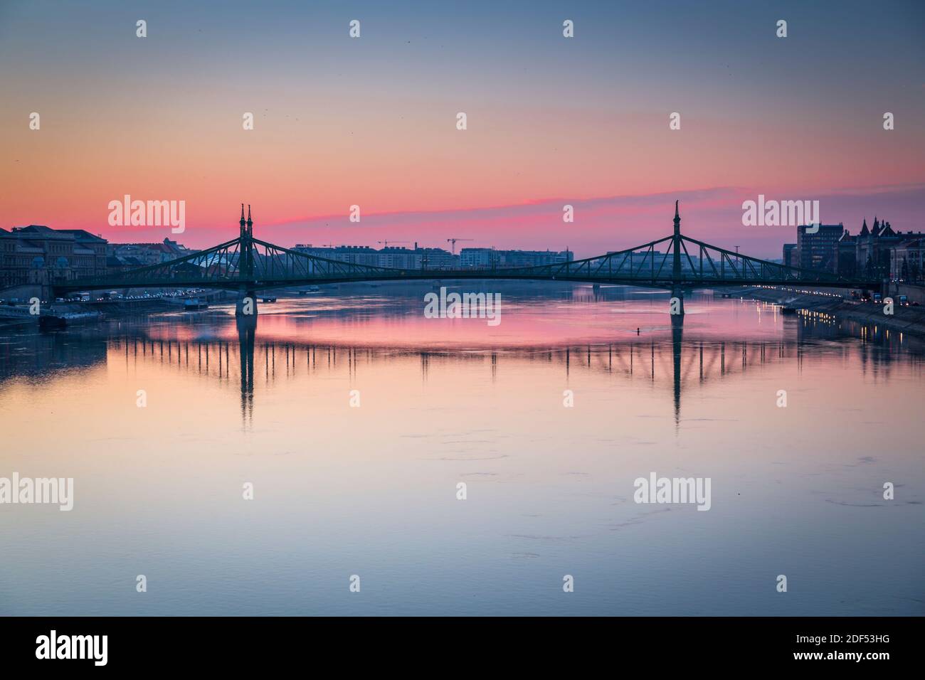 Blick auf die Szabadag-Brücke, die sich bei Sonnenaufgang in der Donau spiegelt, Budapest, Ungarn, Europa Stockfoto