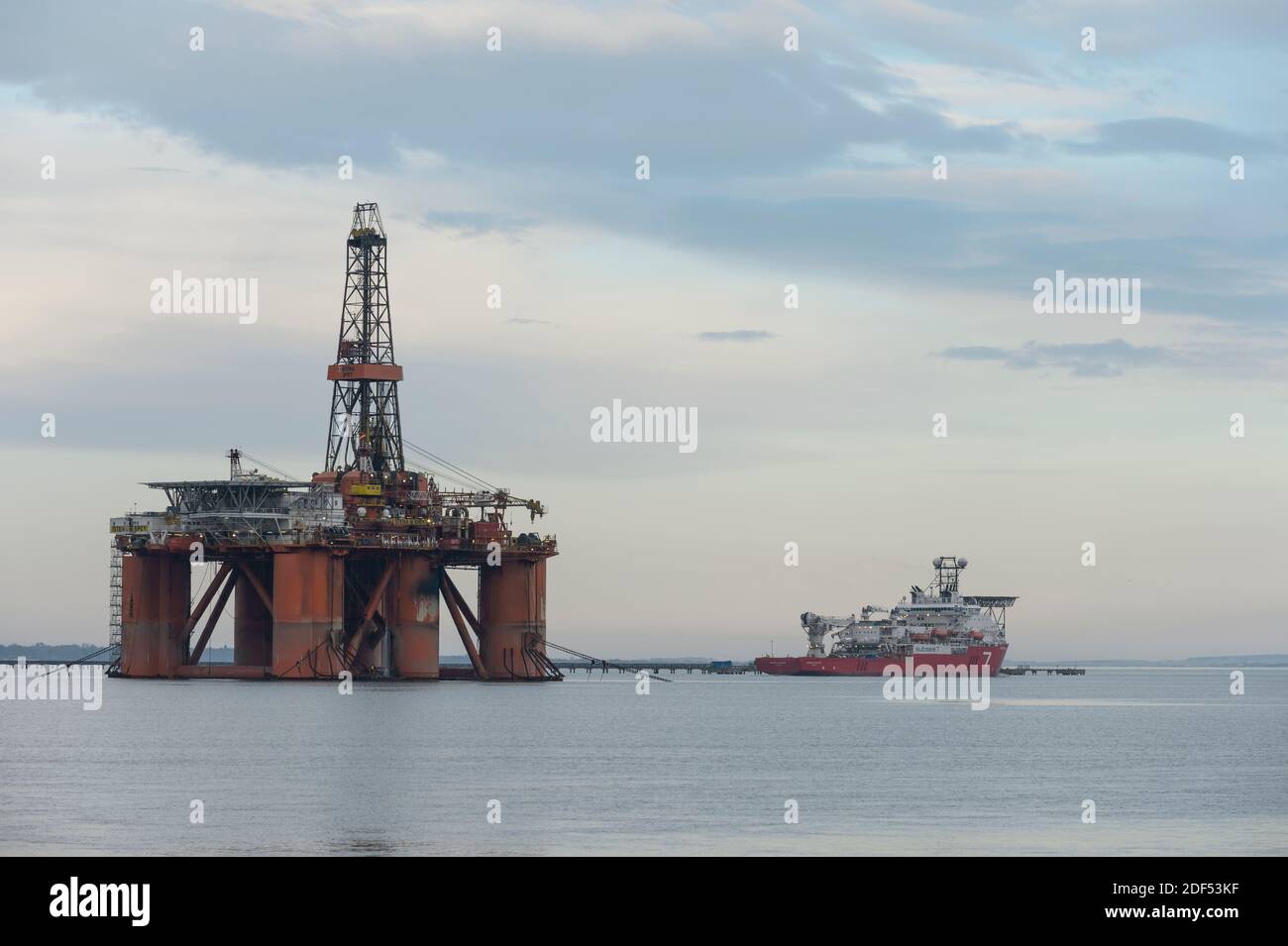 Ölbohrplattformen, die in Cromarty Firth, Schottland, festgemacht sind Stockfoto