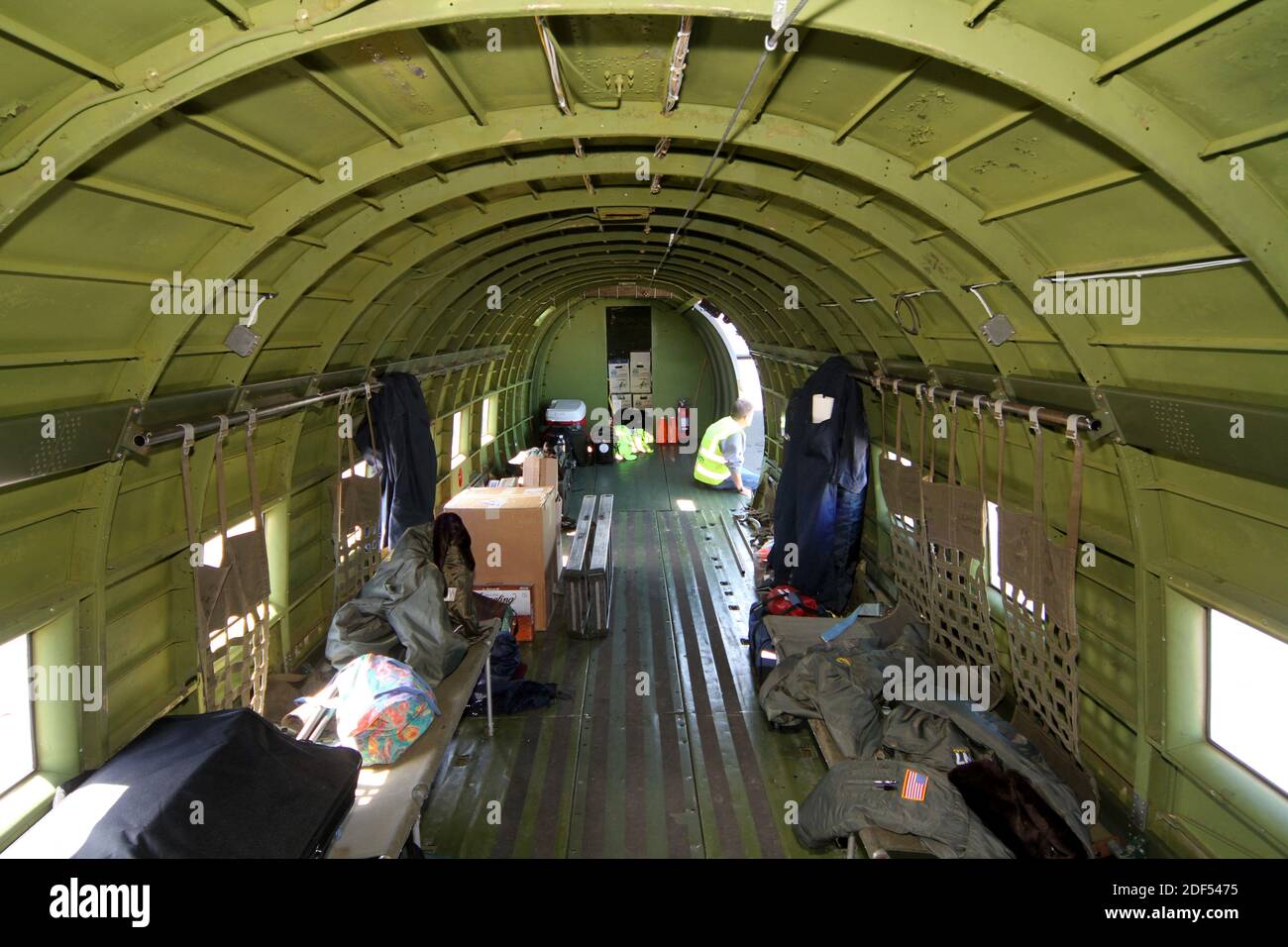 WW2 Dakota Whiskey 7 am Flughafen Glasgow Prestwick, Ayrshire, Schottland auf dem Weg zum 70. Jahrestag der Landung in der Normandie. Der C-47 'Whiskey 7' des National Warplane Museum machte die Reise nach Frankreich zum 70. Jahrestag des D-Day. Stockfoto