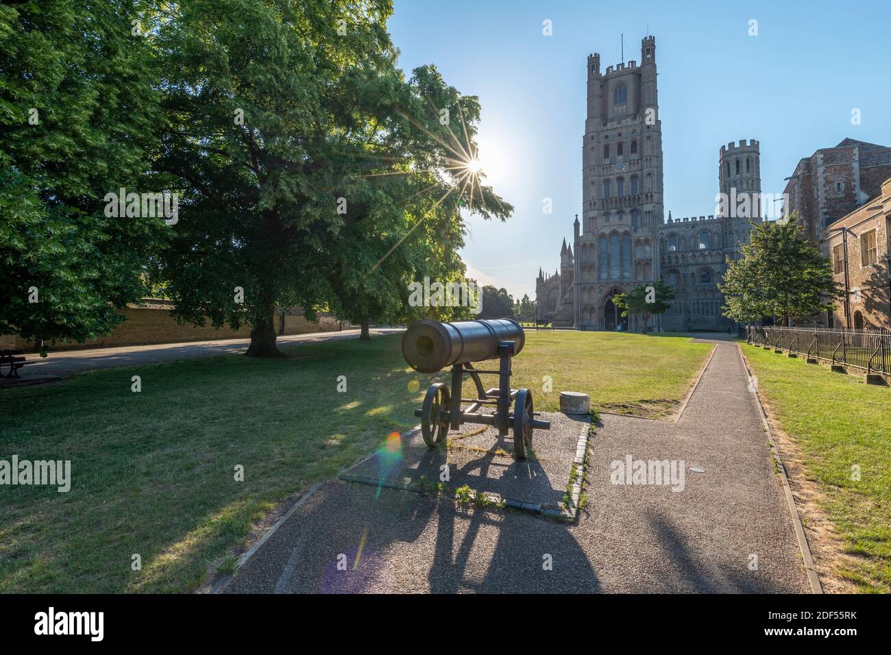 Großbritannien, England, Cambridgeshire, Ely, Palace Green, Ely Cathedral, Russian Cannon war Memorial Stockfoto