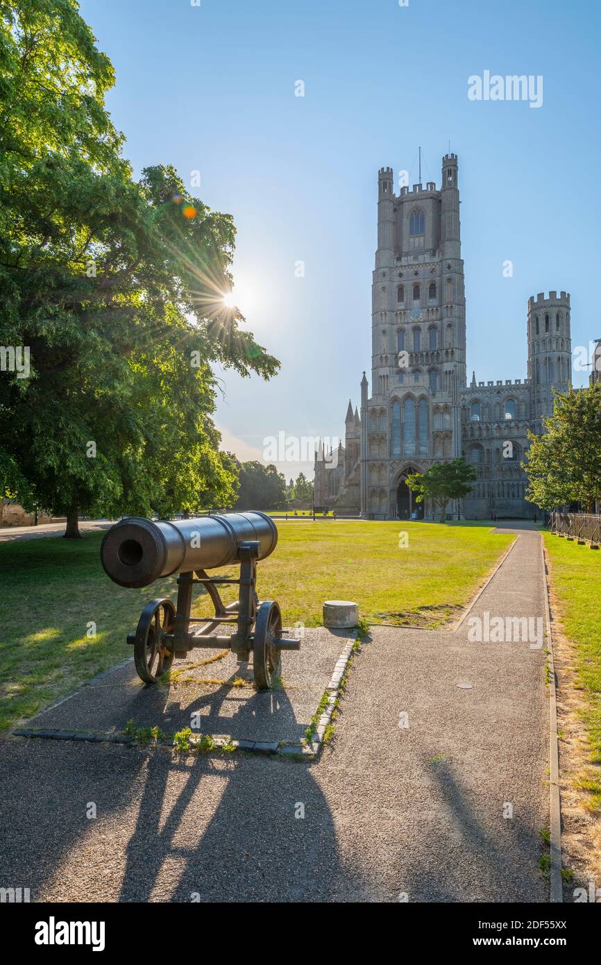 Großbritannien, England, Cambridgeshire, Ely, Palace Green, Ely Cathedral, Russian Cannon war Memorial Stockfoto