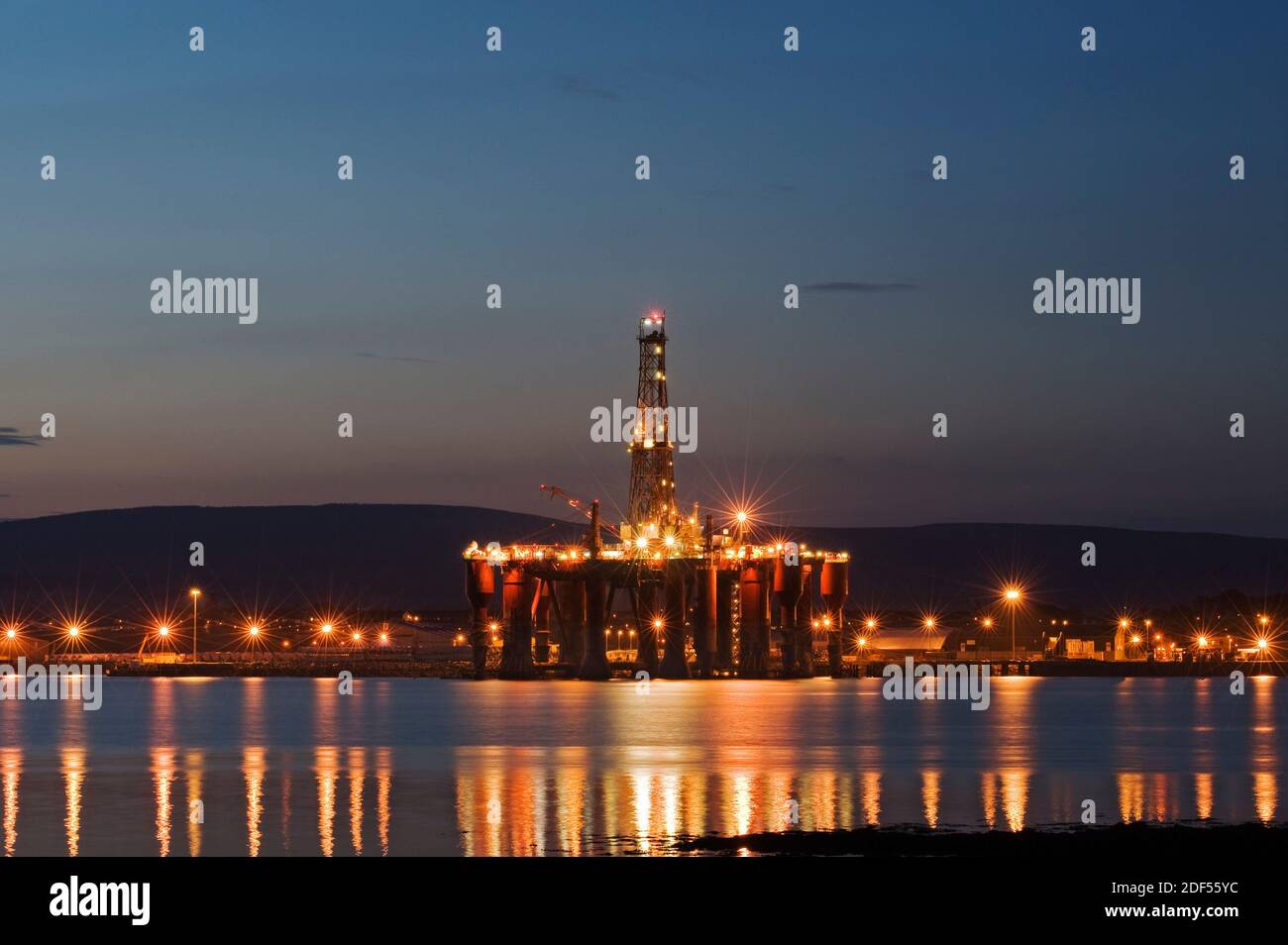 Ölbohrplattformen, die in Cromarty Firth, Schottland, festgemacht sind Stockfoto