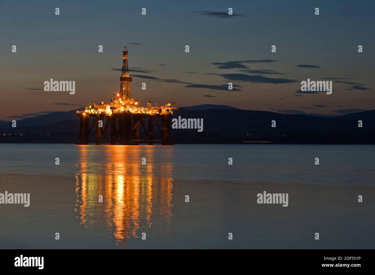 Ölbohrplattformen, die in Cromarty Firth, Schottland, festgemacht sind Stockfoto