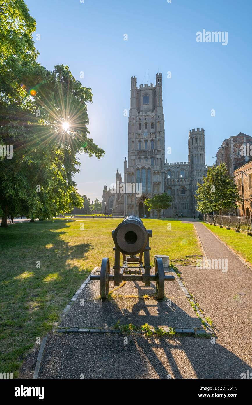 Großbritannien, England, Cambridgeshire, Ely, Palace Green, Ely Cathedral, Russian Cannon war Memorial Stockfoto