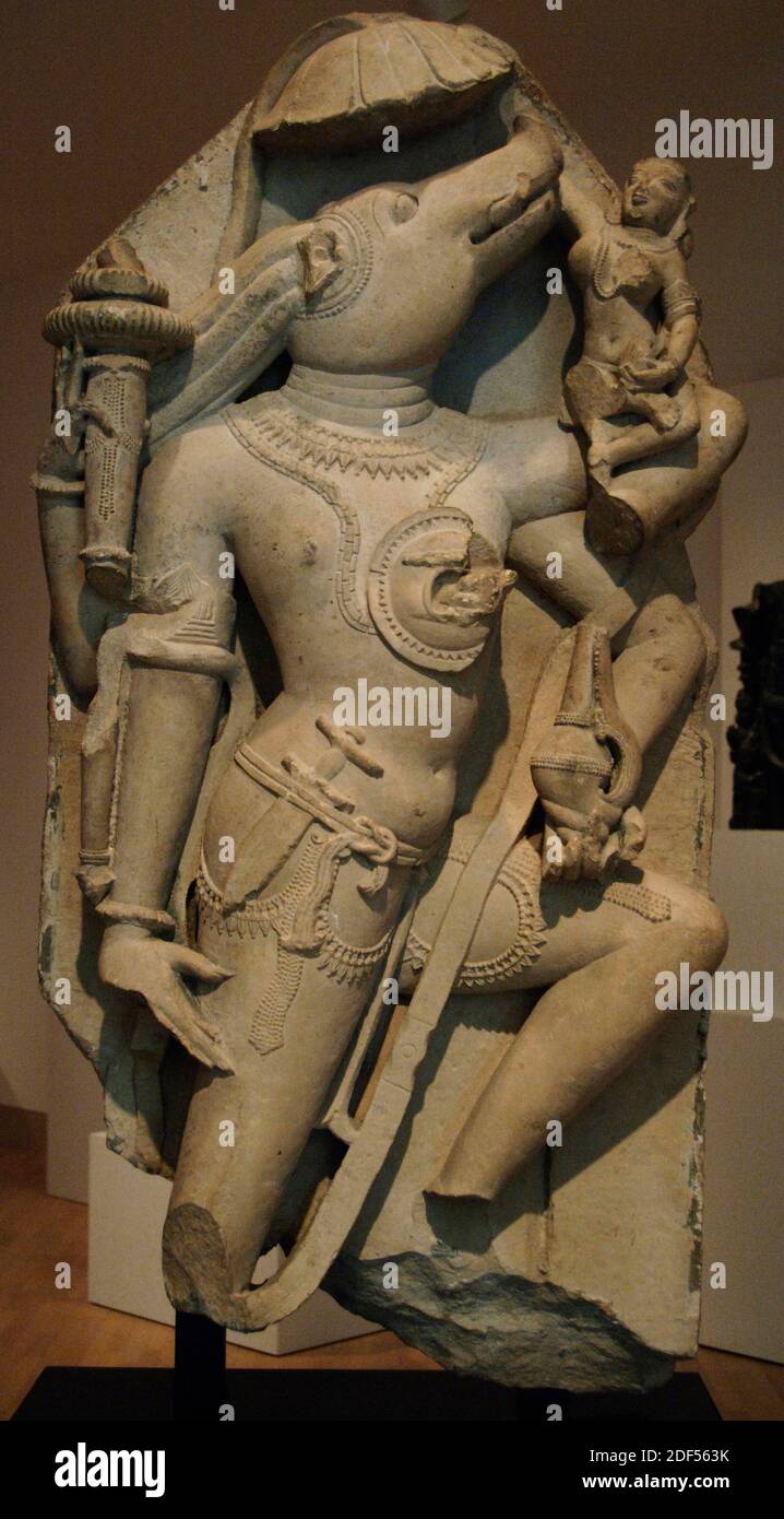 Vishnu als Varaha. 10. Jahrhundert. Skulptur, die die schweinköpfige Varaha zeigt, die die Erdgöttin vor einem Dämon rettet, der versucht, sie zu ertränken. Sandstein. Aus Madhya Pradesh, Indien. Dallas Museum of Art. Staat von Texas. Usa. Stockfoto